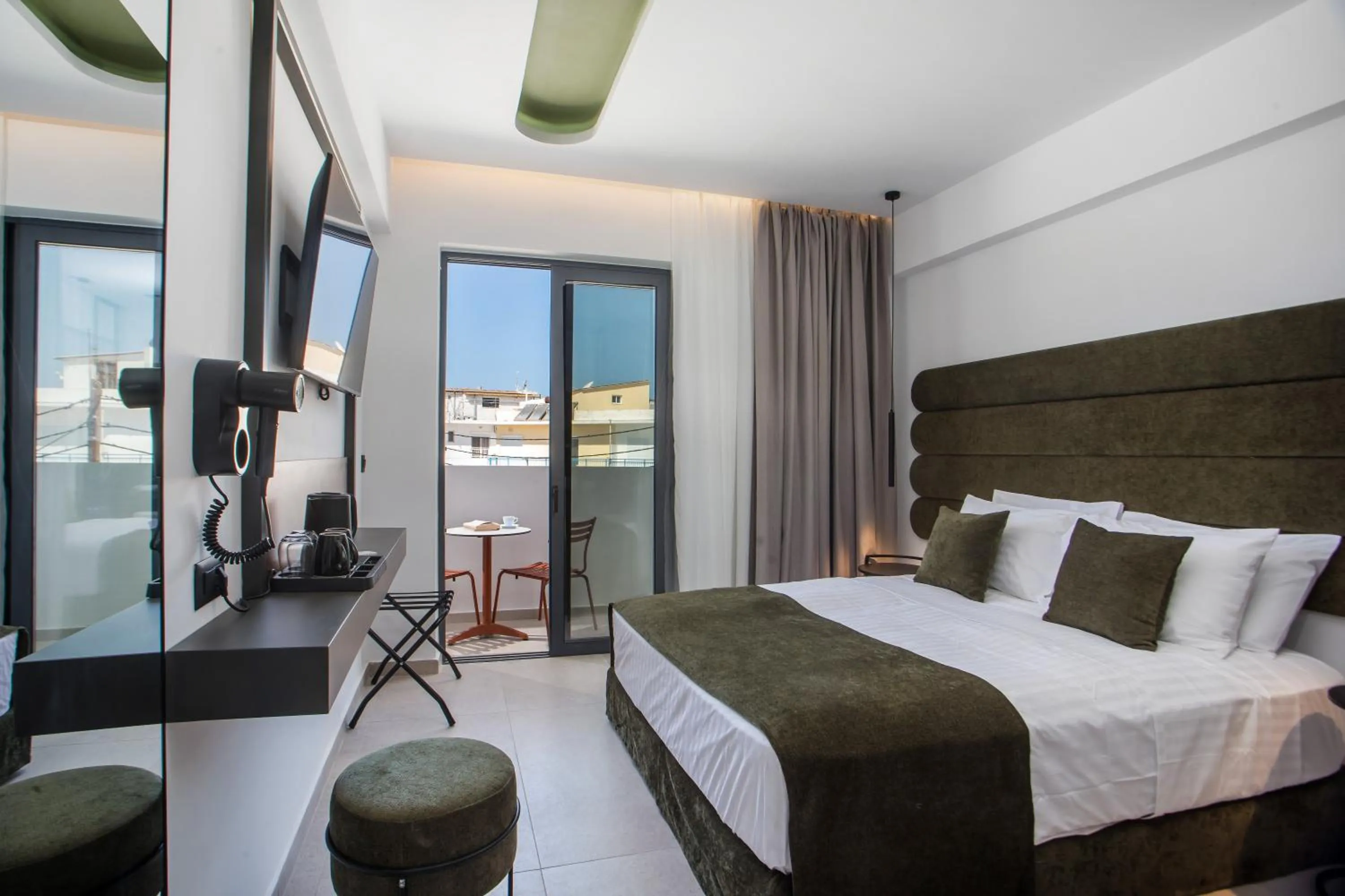 Photo of the whole room, Bed in Ermou 44 City Hotel