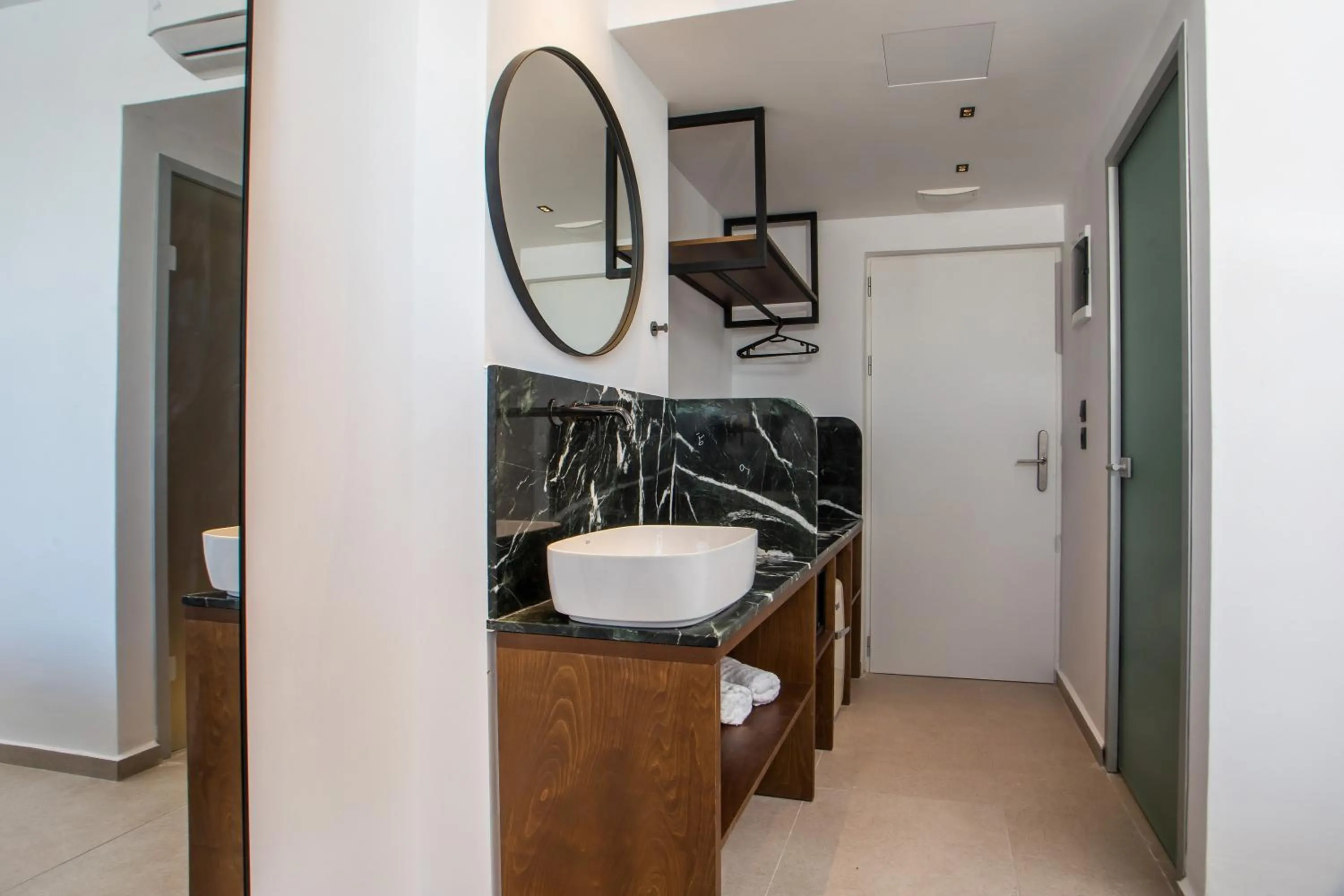 Bathroom in Ermou 44 City Hotel