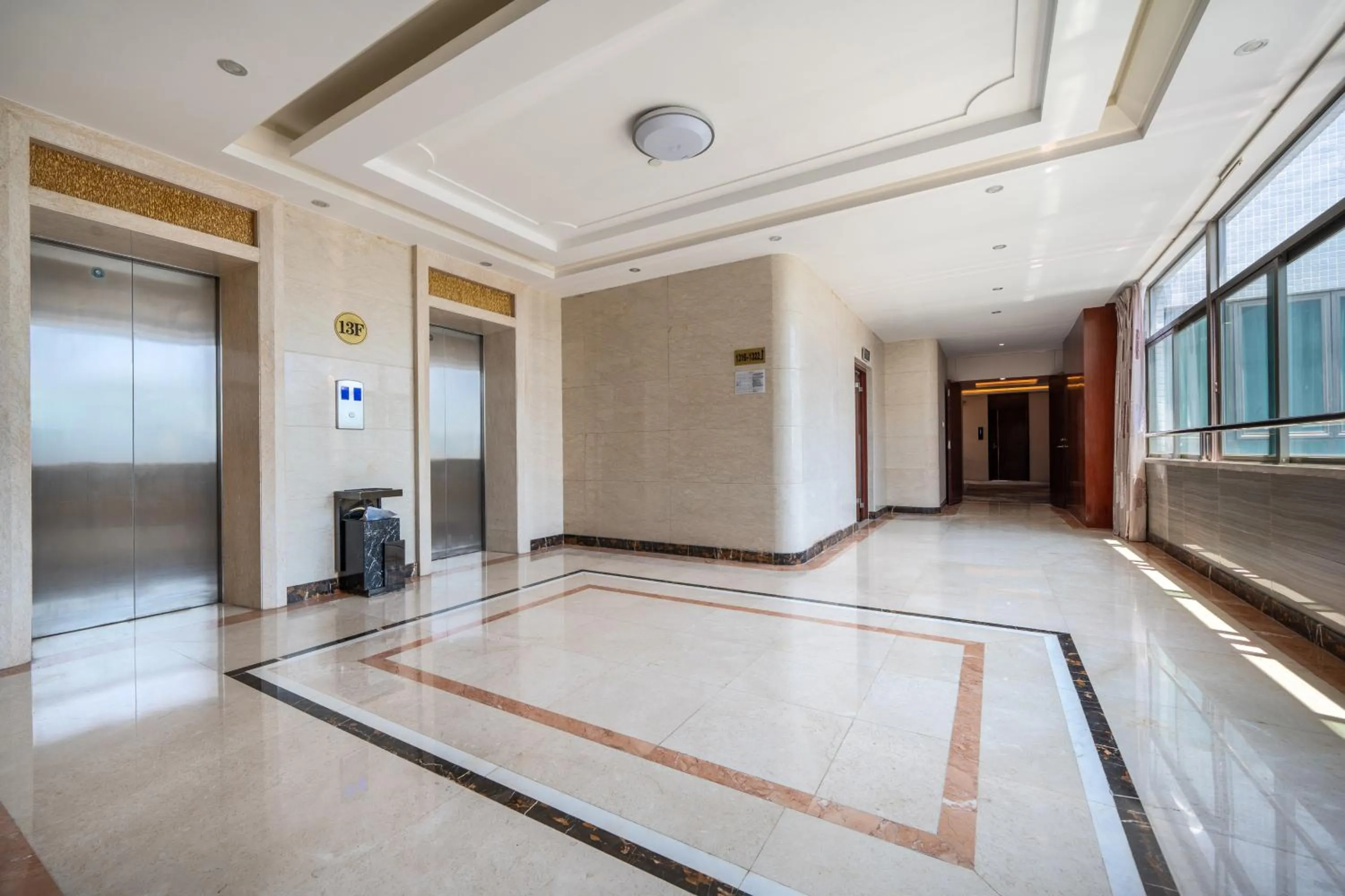 elevator in Honglilai Hotel