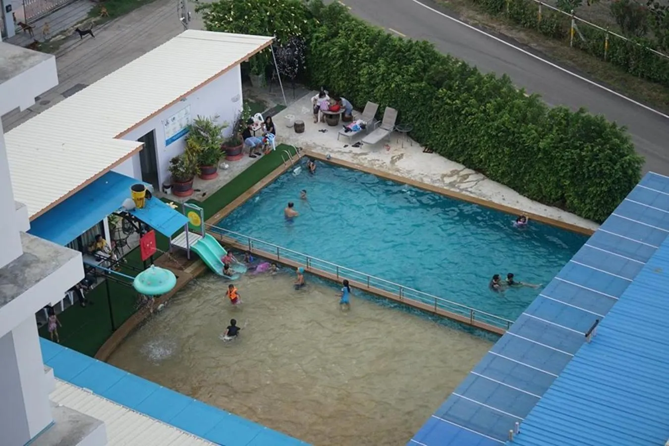 Swimming pool in Rinradee Place