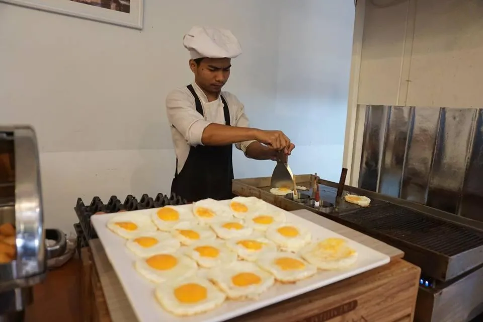 Restaurant/places to eat in Rinradee Place