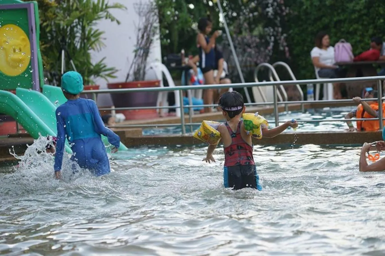 Swimming pool in Rinradee Place