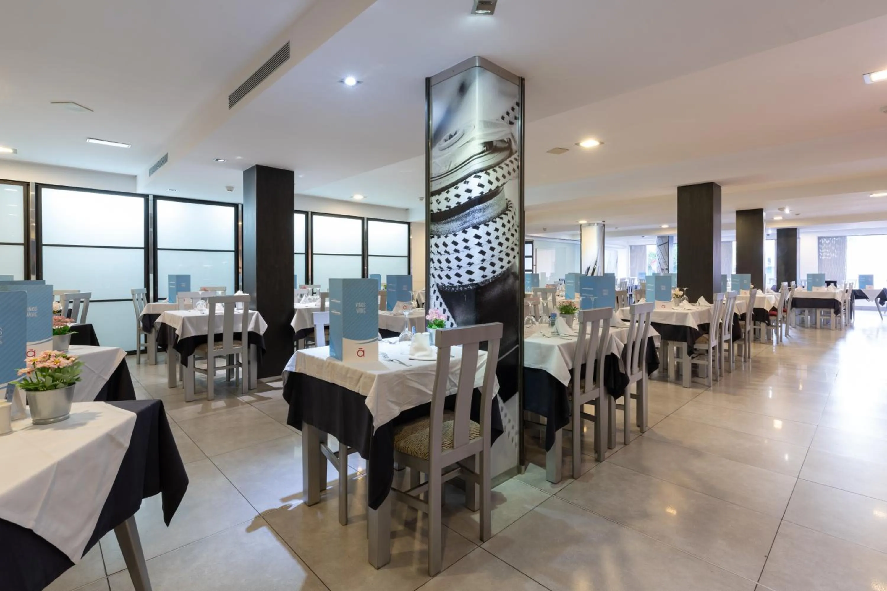 Restaurant/places to eat in Nautic Hotel & Spa