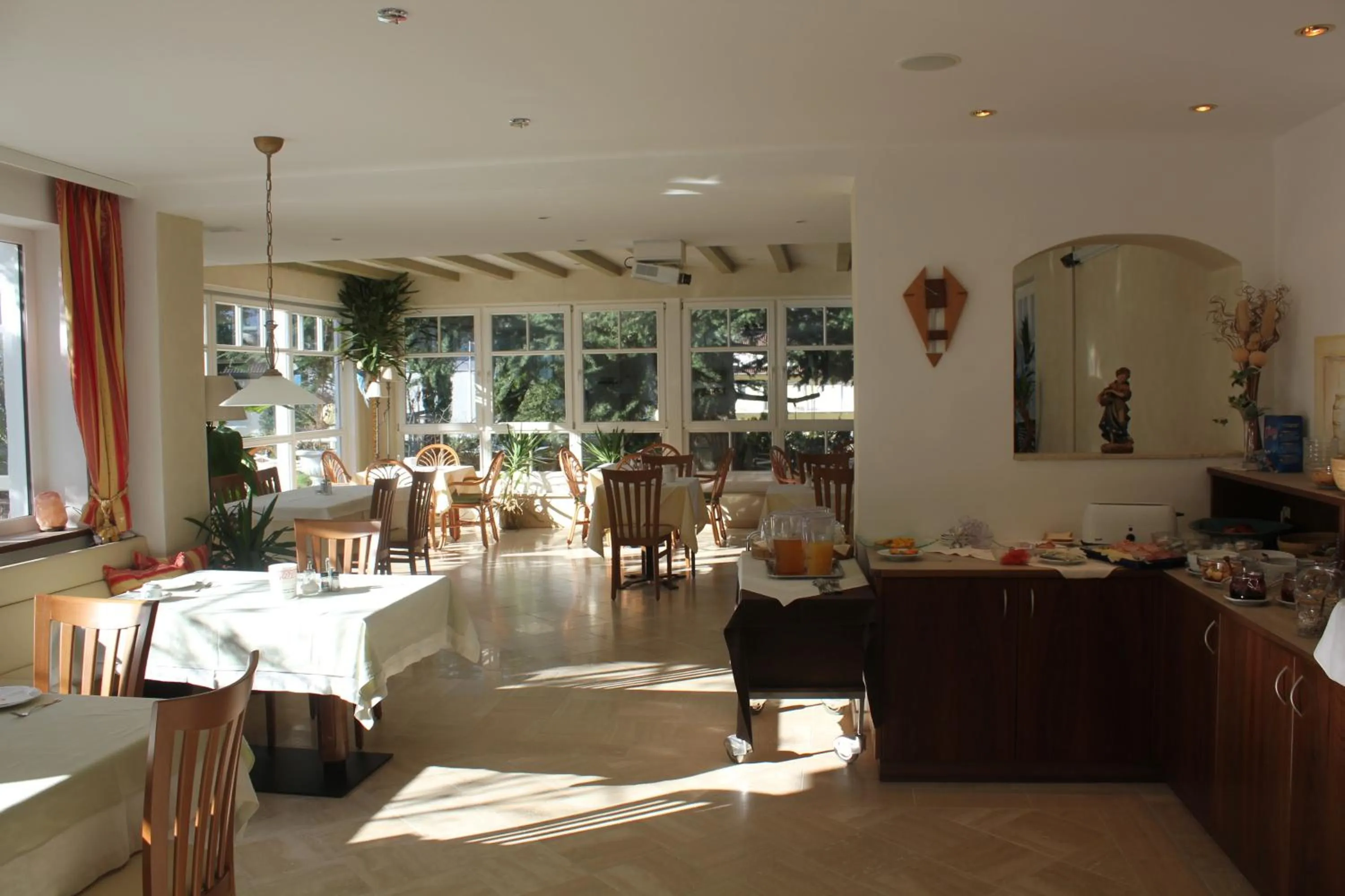 Restaurant/places to eat in Hotel Annabell