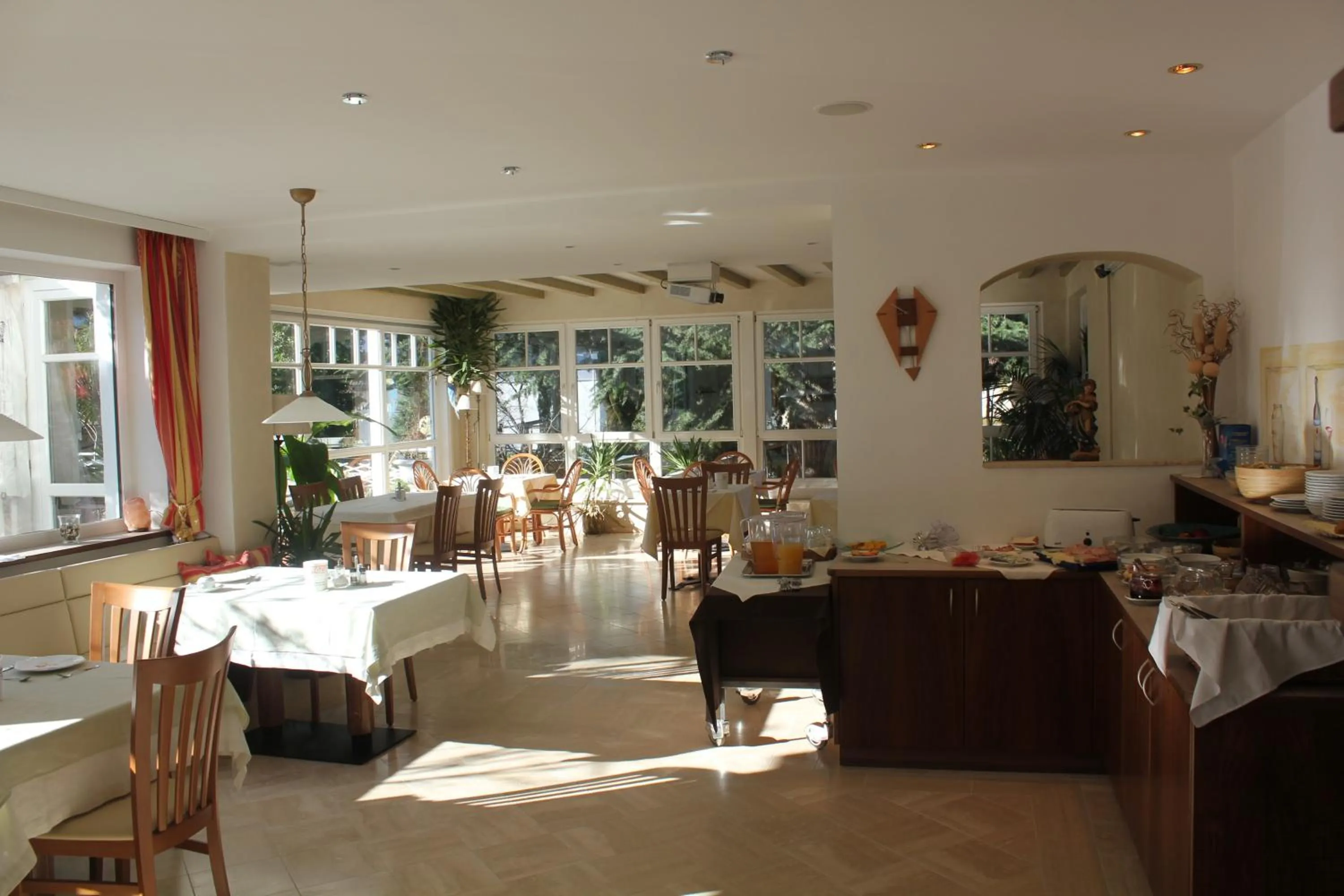 Restaurant/places to eat in Hotel Annabell