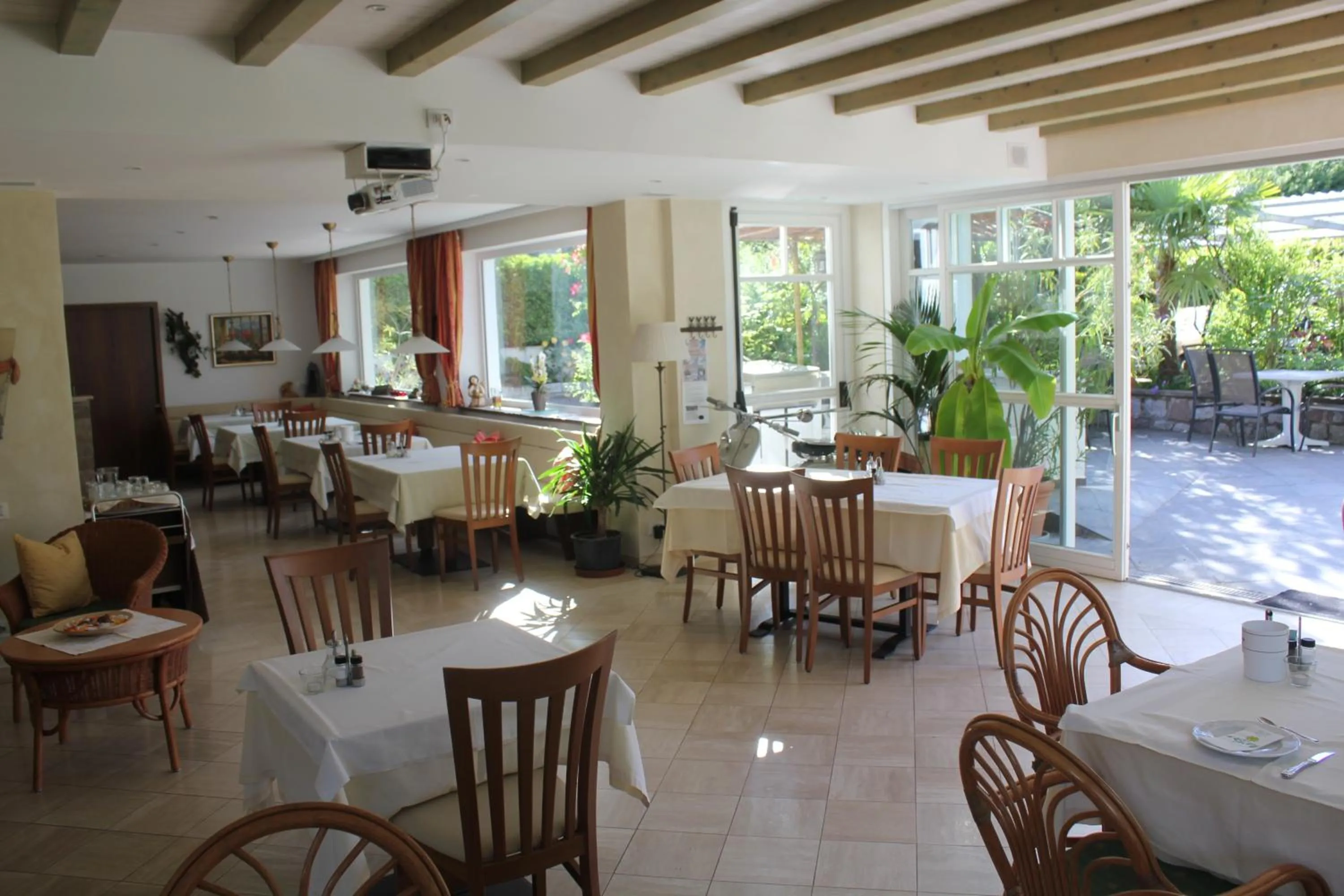 Restaurant/places to eat in Hotel Annabell