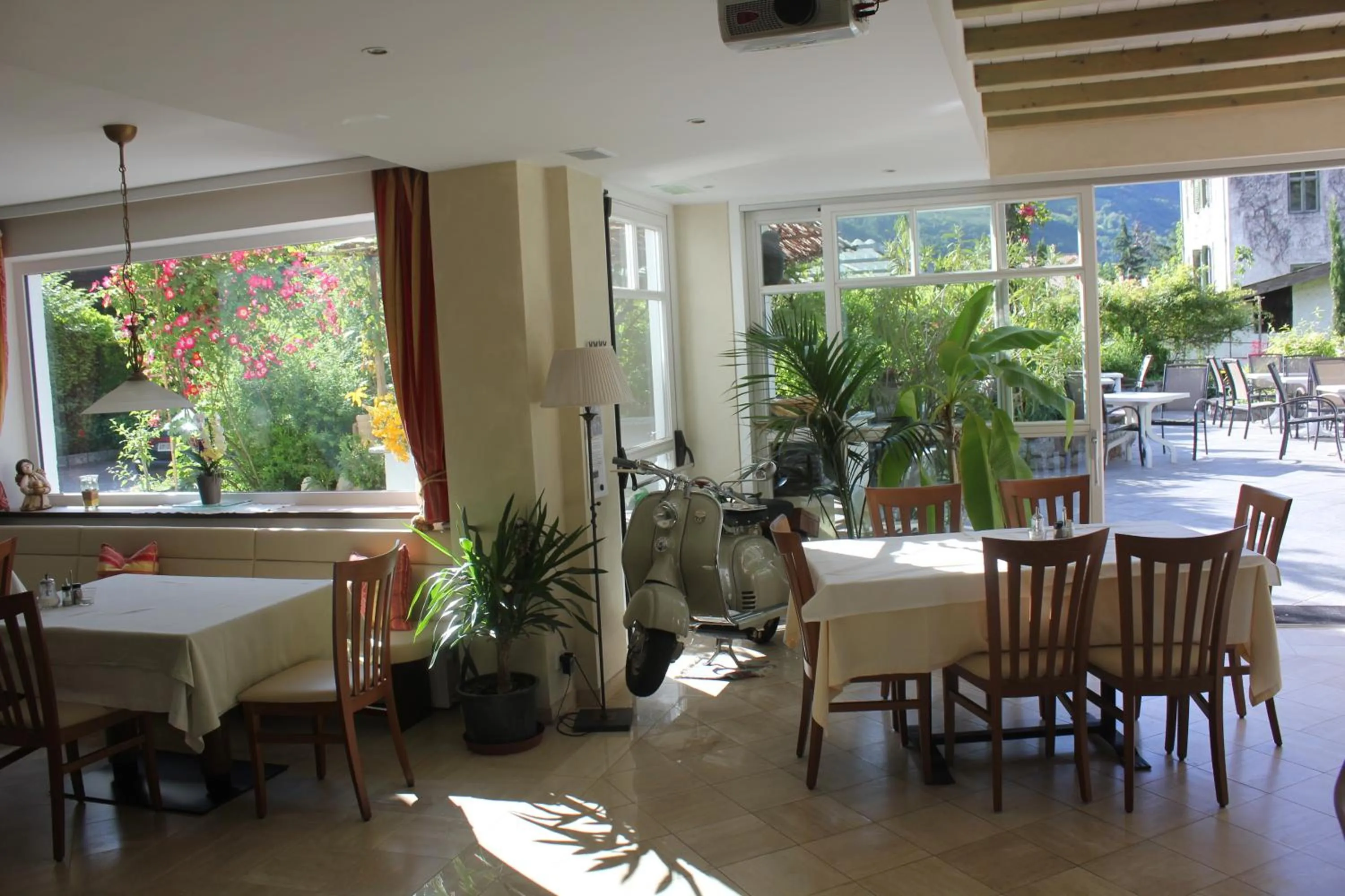 Restaurant/places to eat in Hotel Annabell