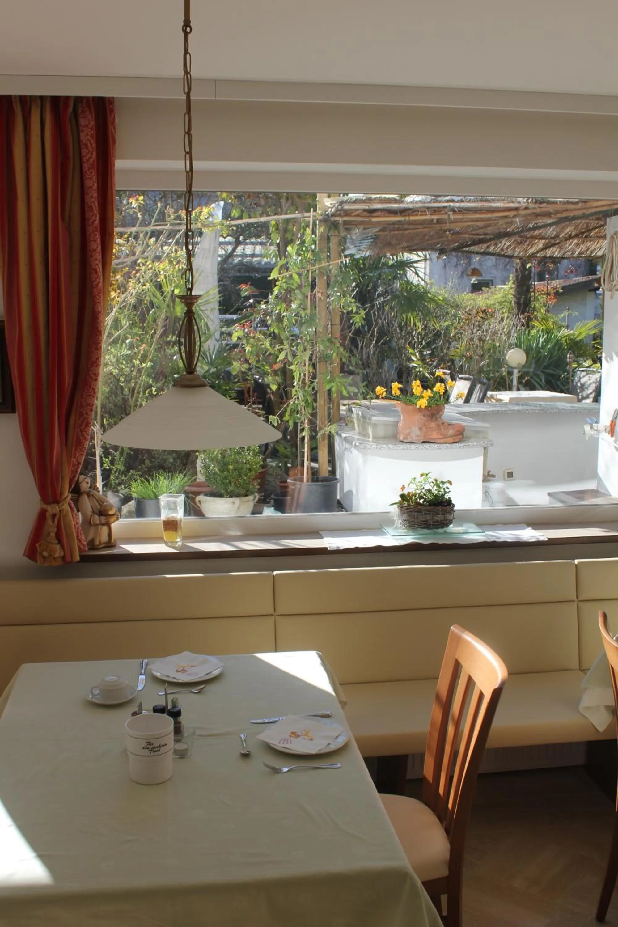 Restaurant/places to eat in Hotel Annabell