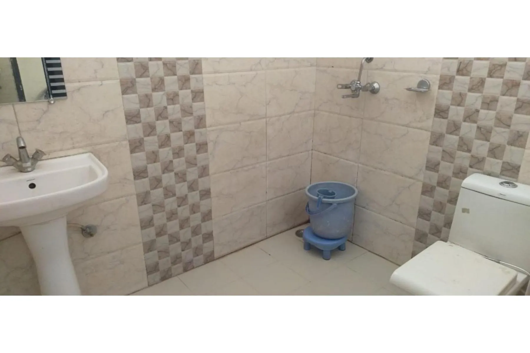 Shower in Hotel Sparsh Ganga