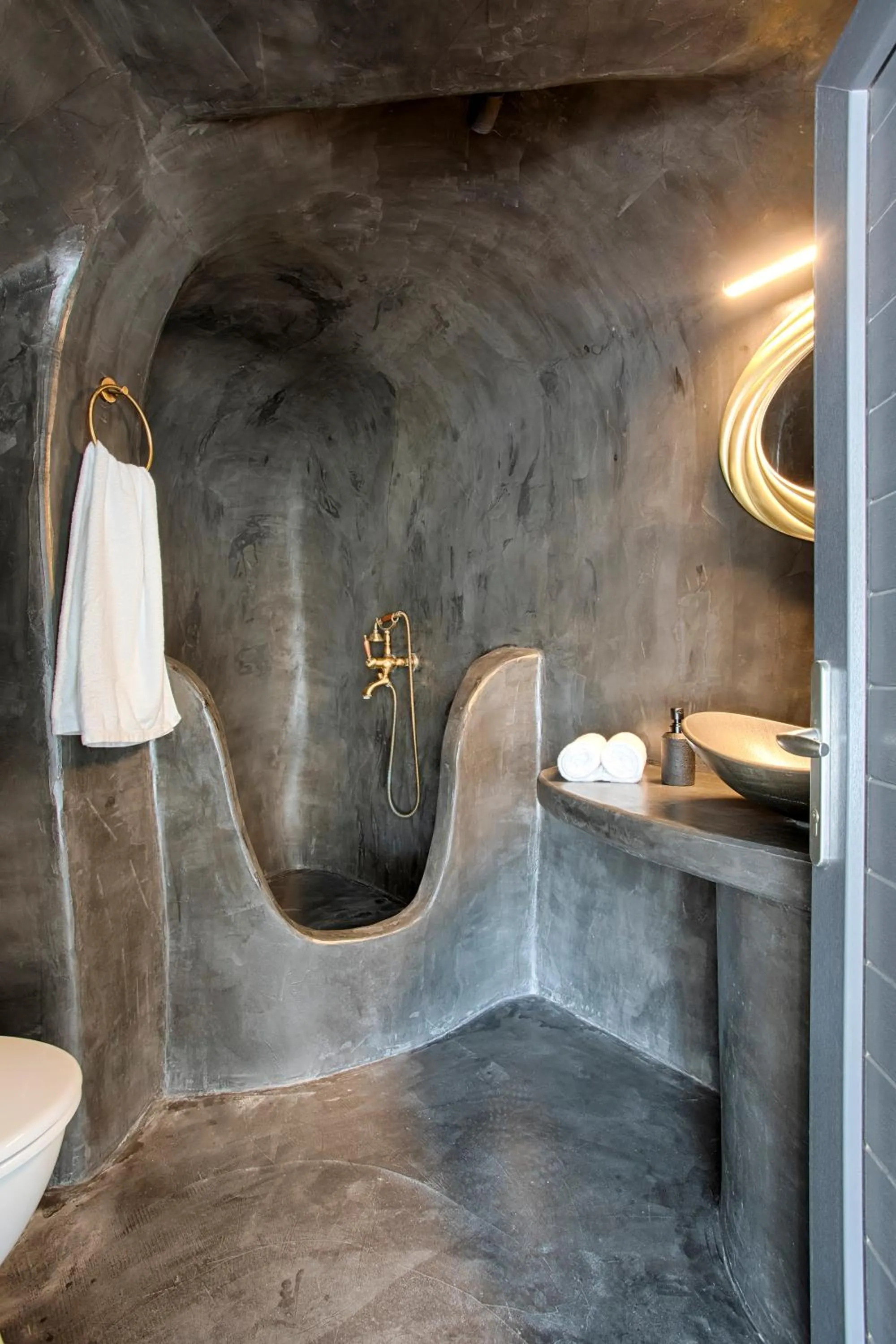 Bathroom in ArmonOia Caves