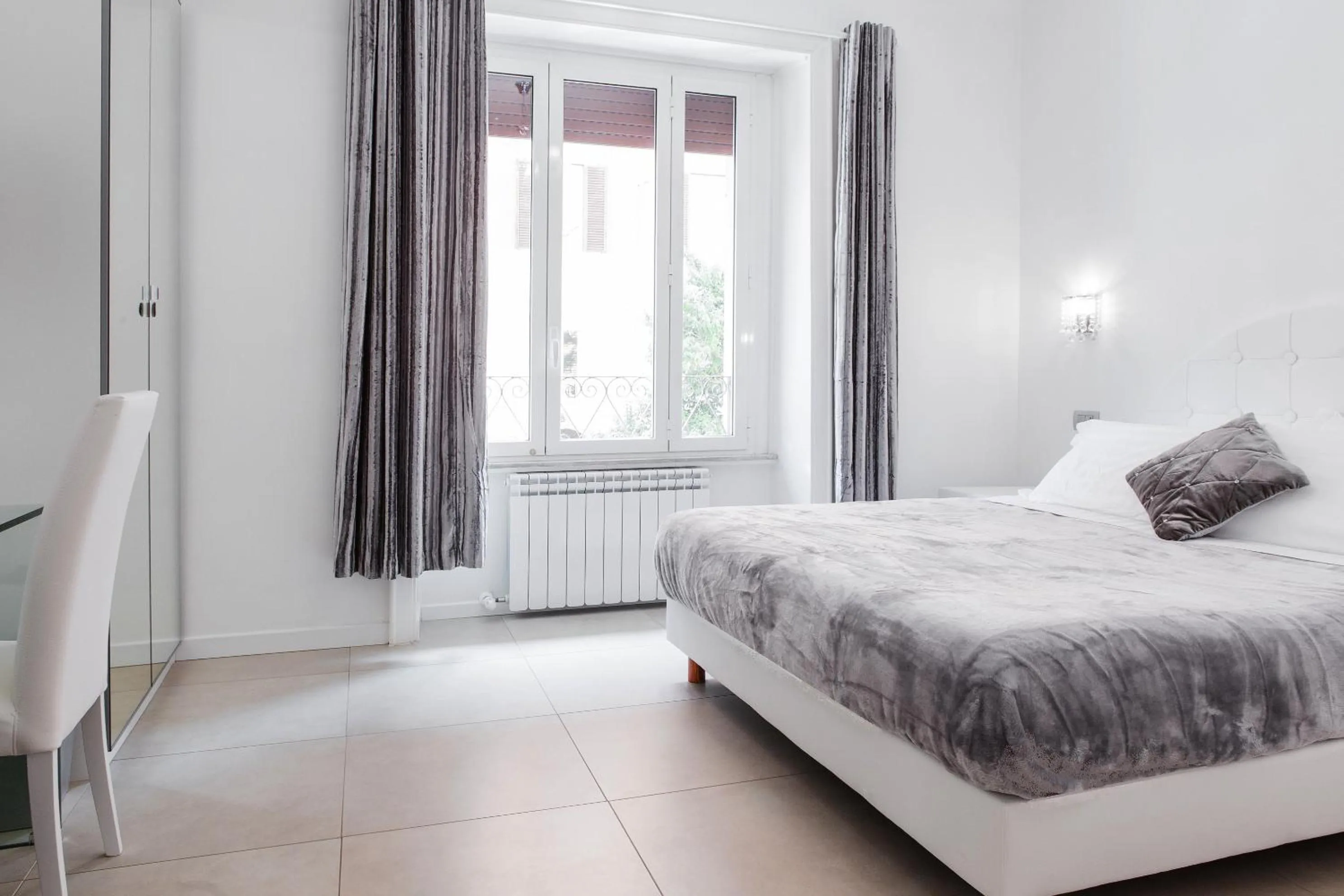 Photo of the whole room, Bed in Vatican Grand Suite