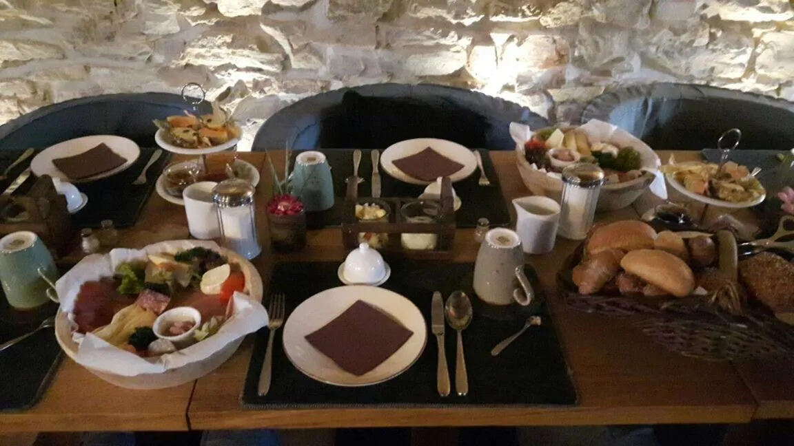 Buffet breakfast in AlmRefugio