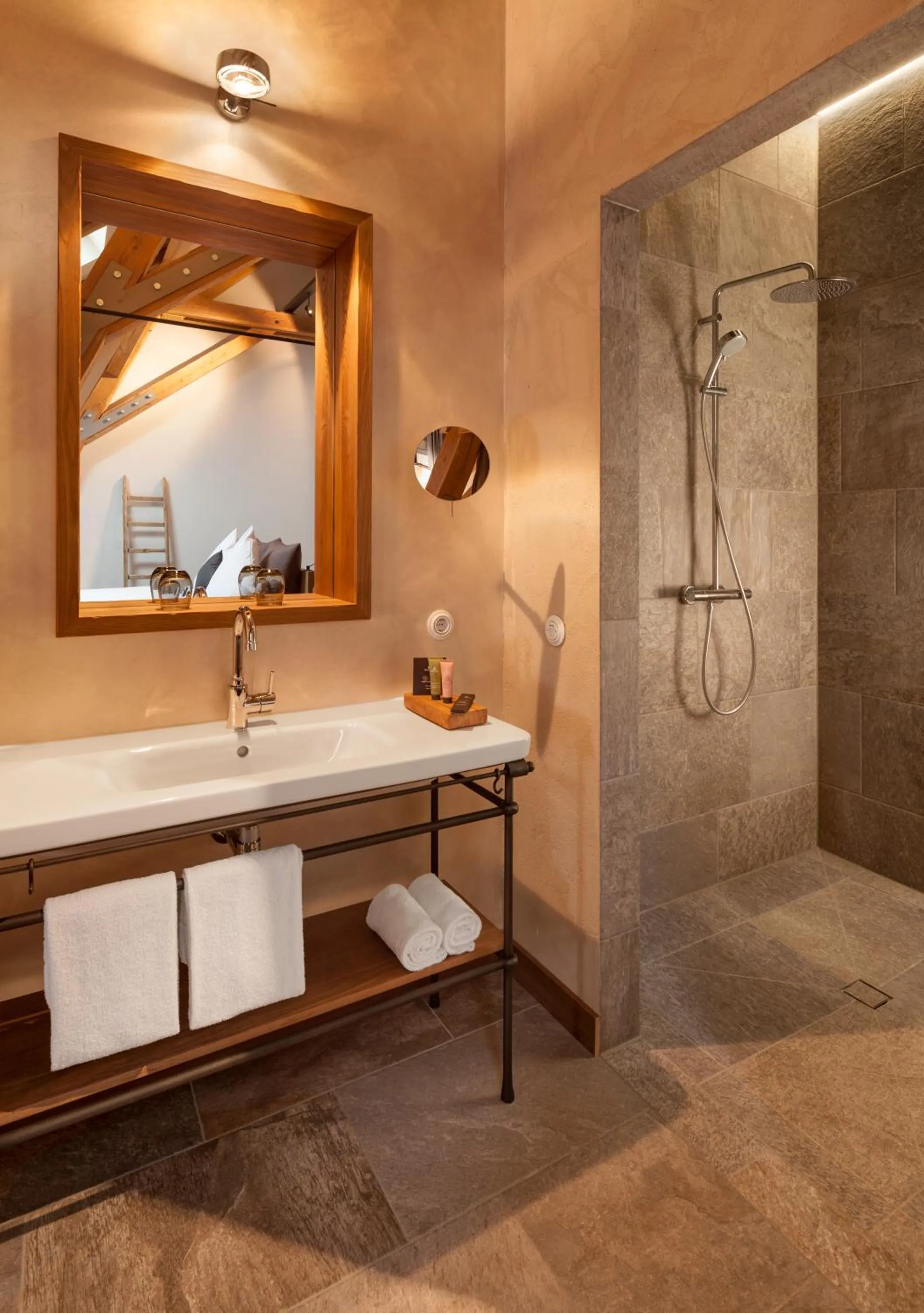 Photo of the whole room in AlmRefugio