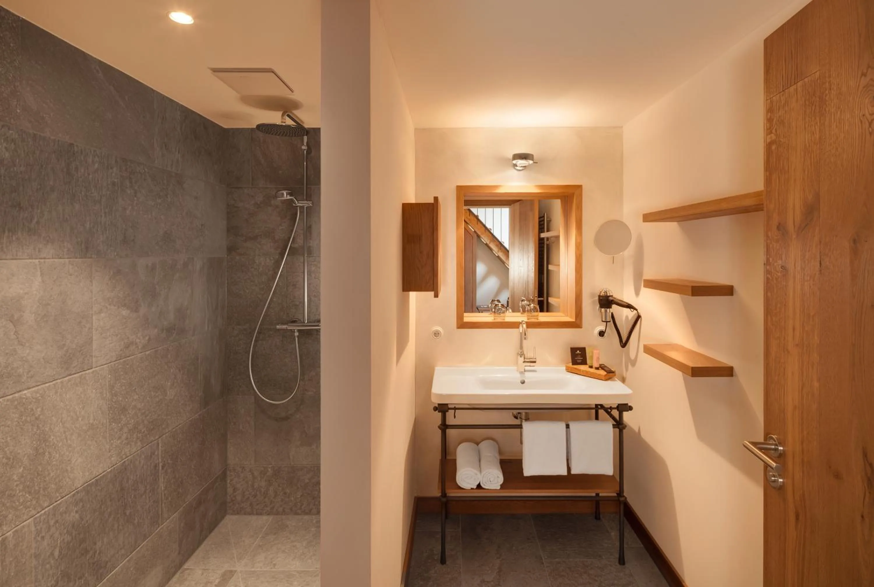 Photo of the whole room in AlmRefugio