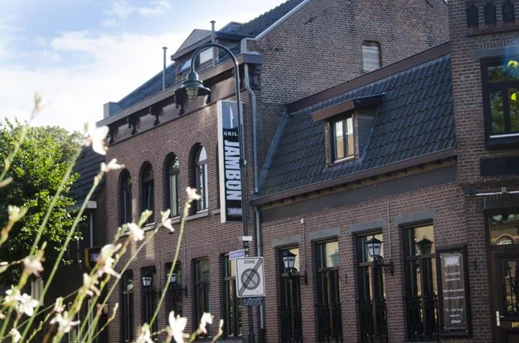 Facade/entrance in Jambon