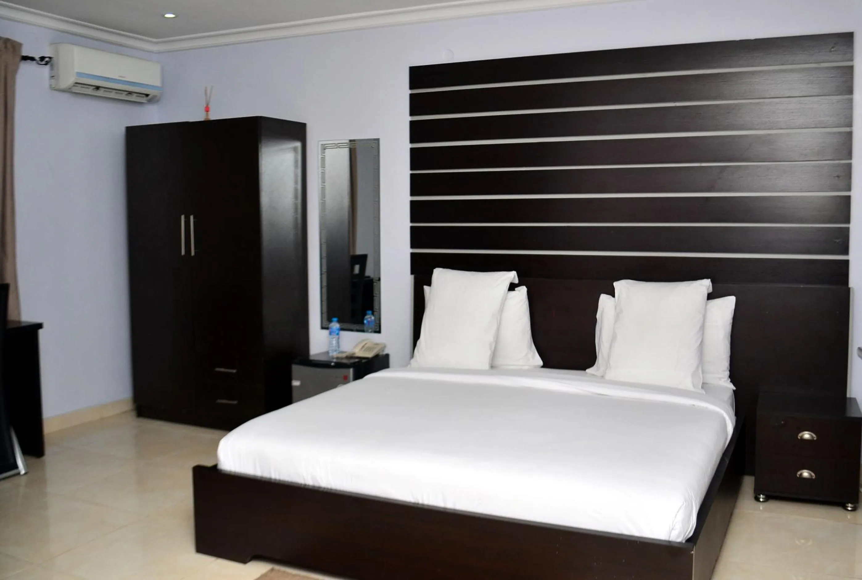 Bedroom, Bed in De Rigg Place - Alaka Estate, Surulere