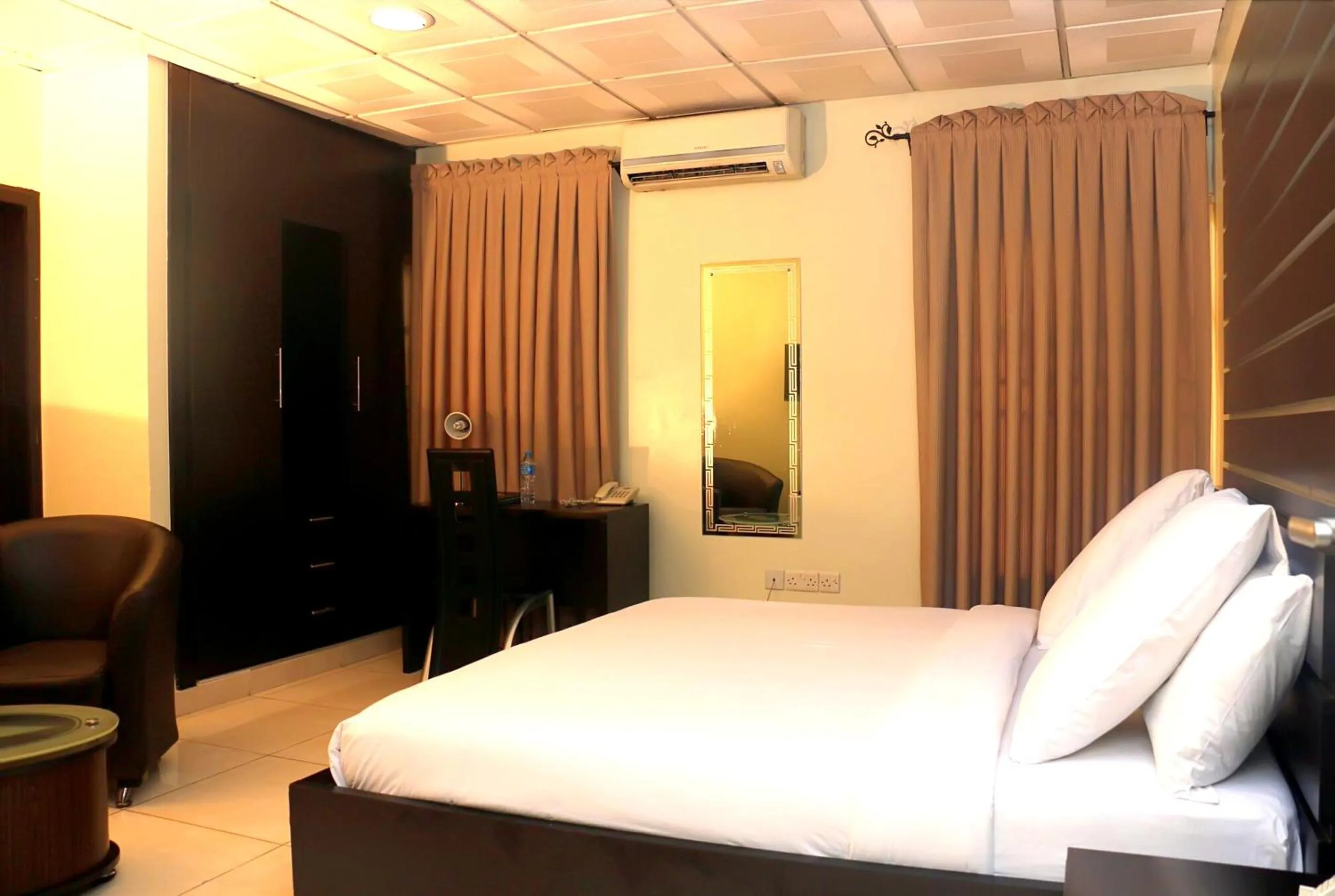 Bedroom, Bed in De Rigg Place - Alaka Estate, Surulere