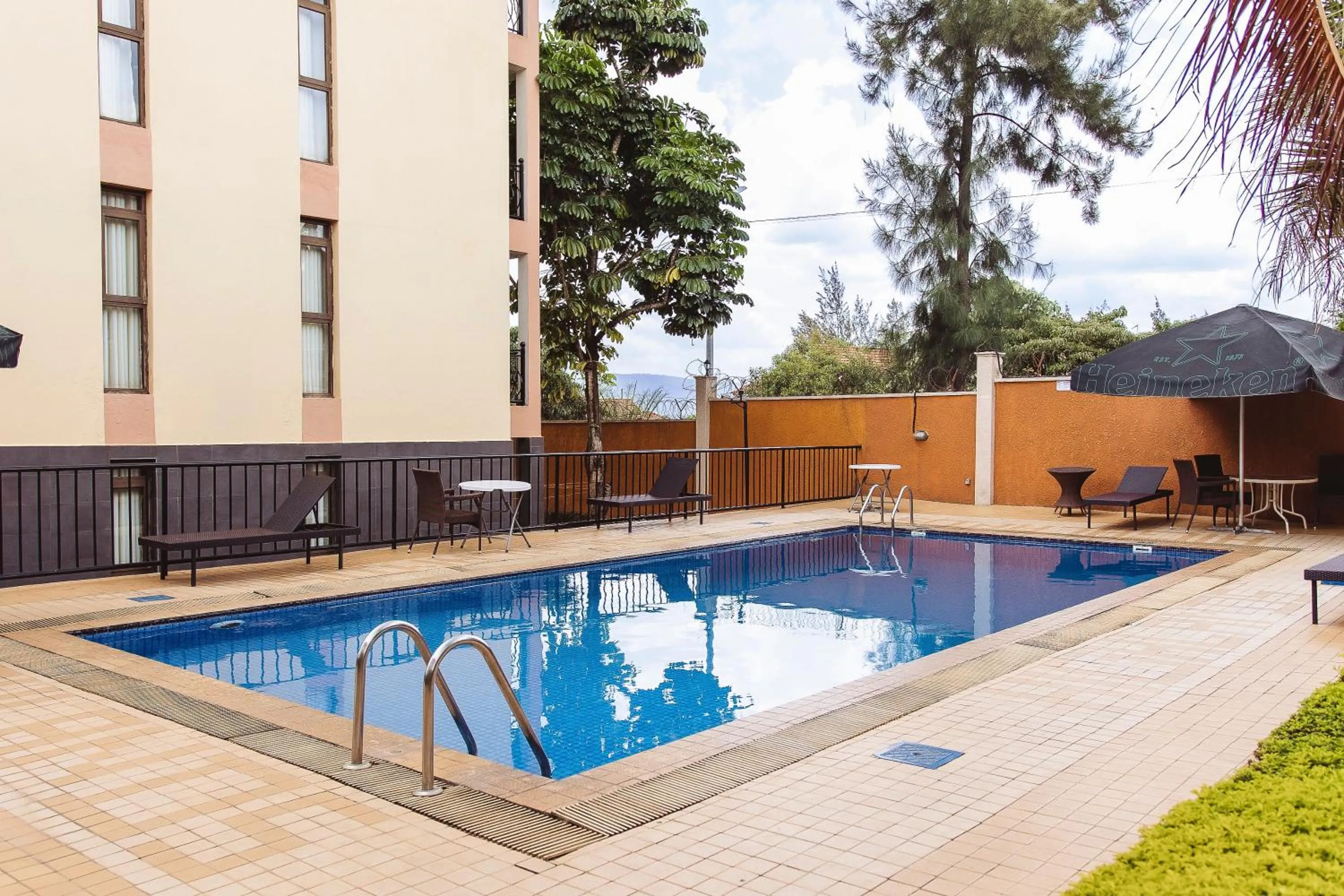 Swimming pool in Highlands Apartment