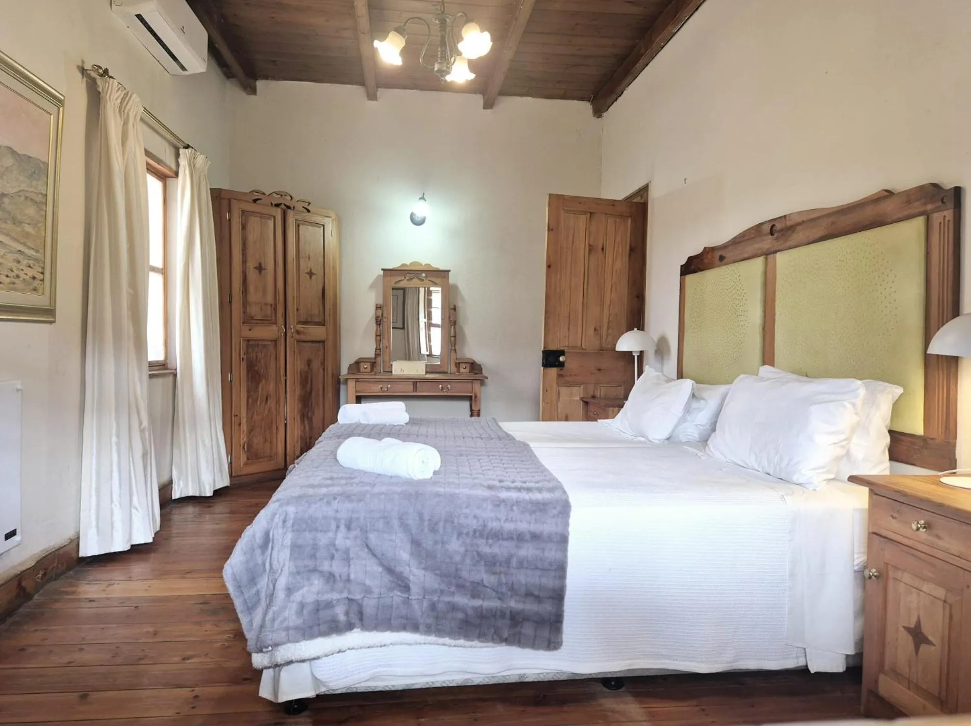 Bedroom, Bed in Red Stone Hills