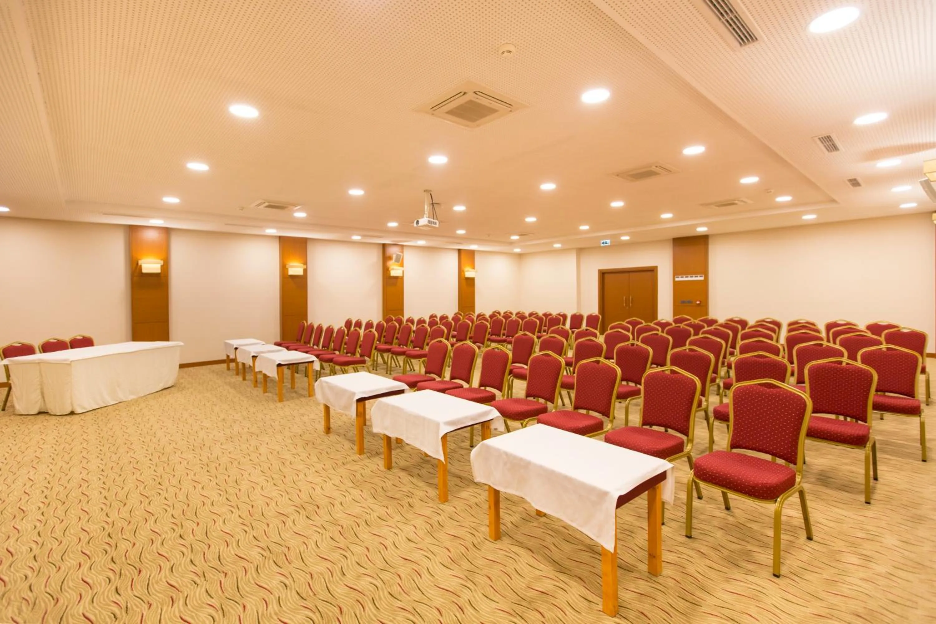 Business facilities in Park Dedeman Elazığ