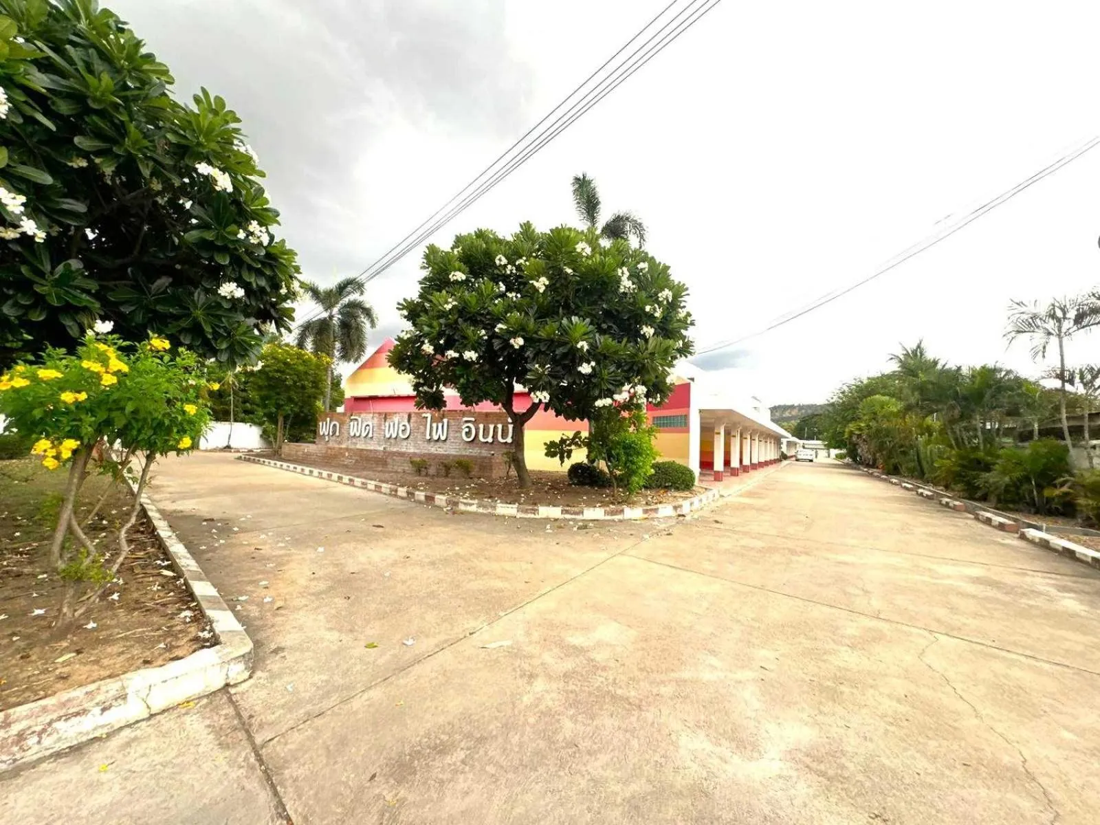 Facade/entrance in OYO 75583 Fut Fit Fo Fai Inn Hotel