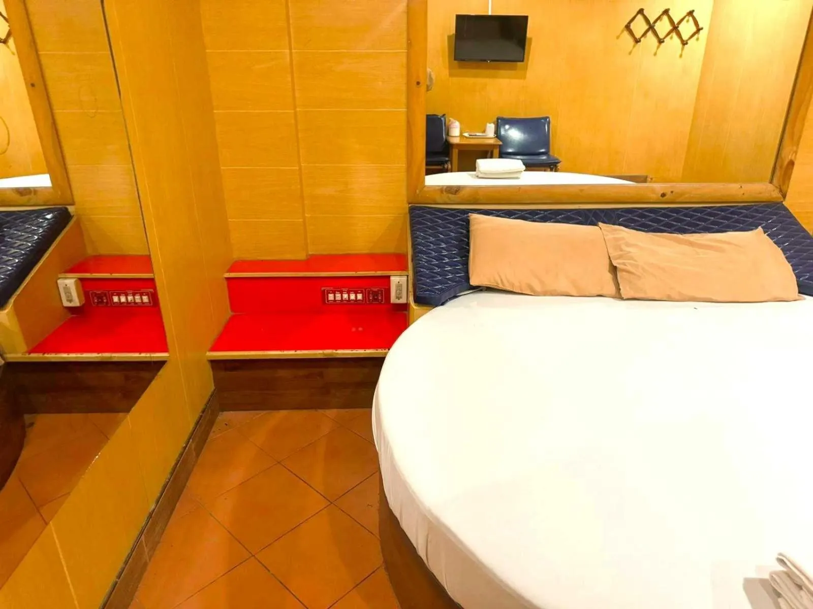 Bedroom, Bed in OYO 75583 Fut Fit Fo Fai Inn Hotel