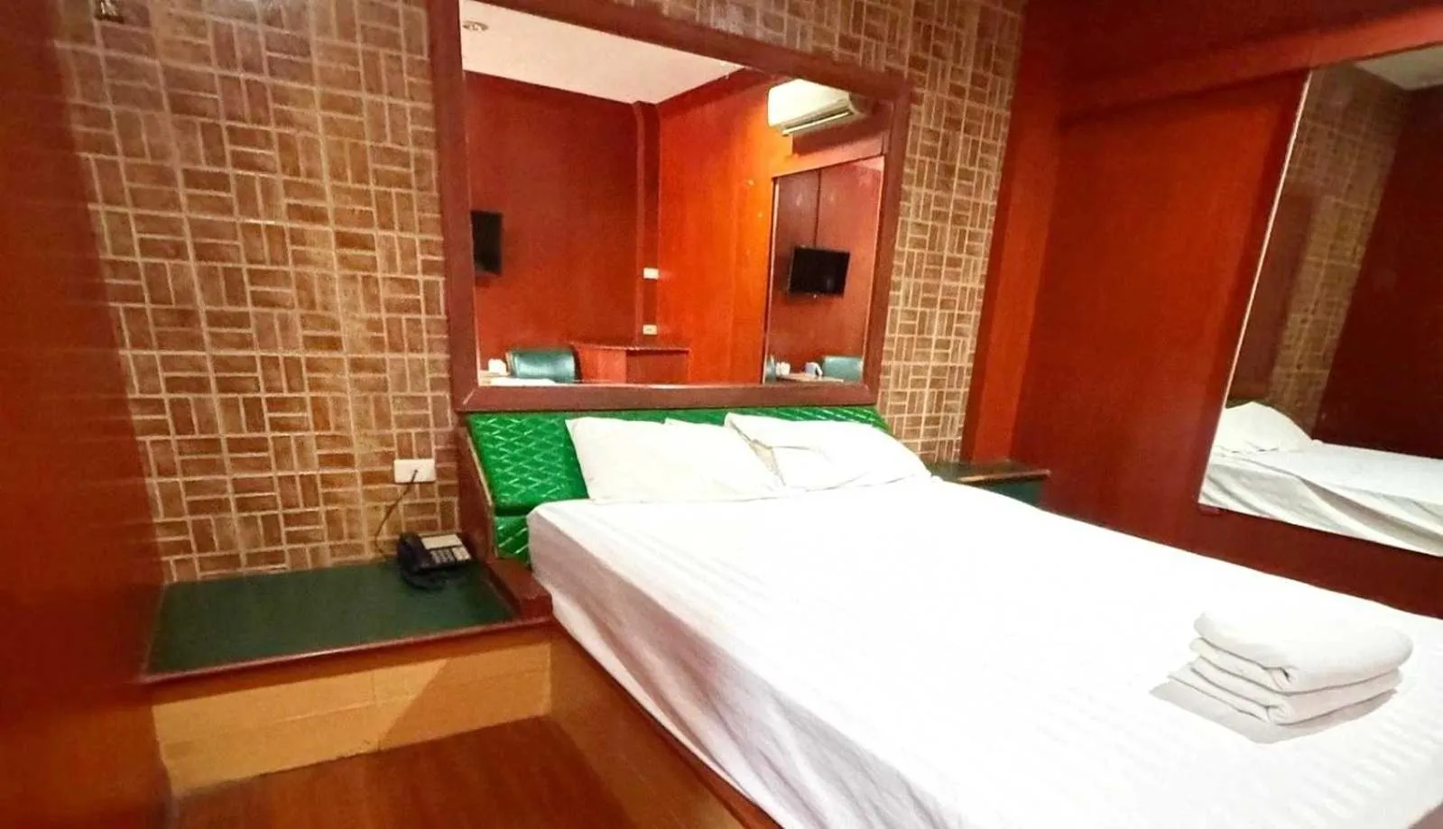Bedroom, Bed in OYO 75583 Fut Fit Fo Fai Inn Hotel