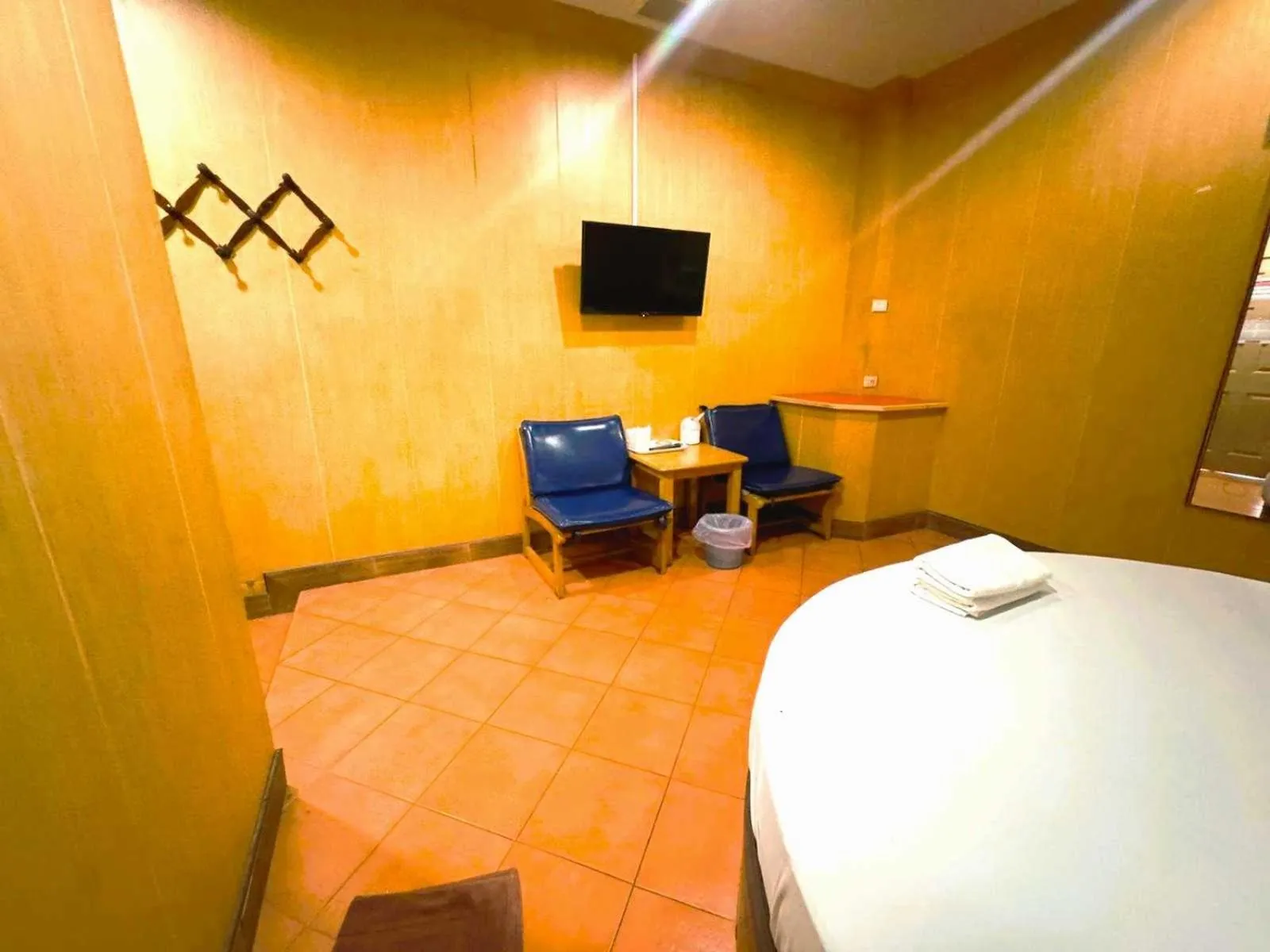 Bedroom, Bed in OYO 75583 Fut Fit Fo Fai Inn Hotel