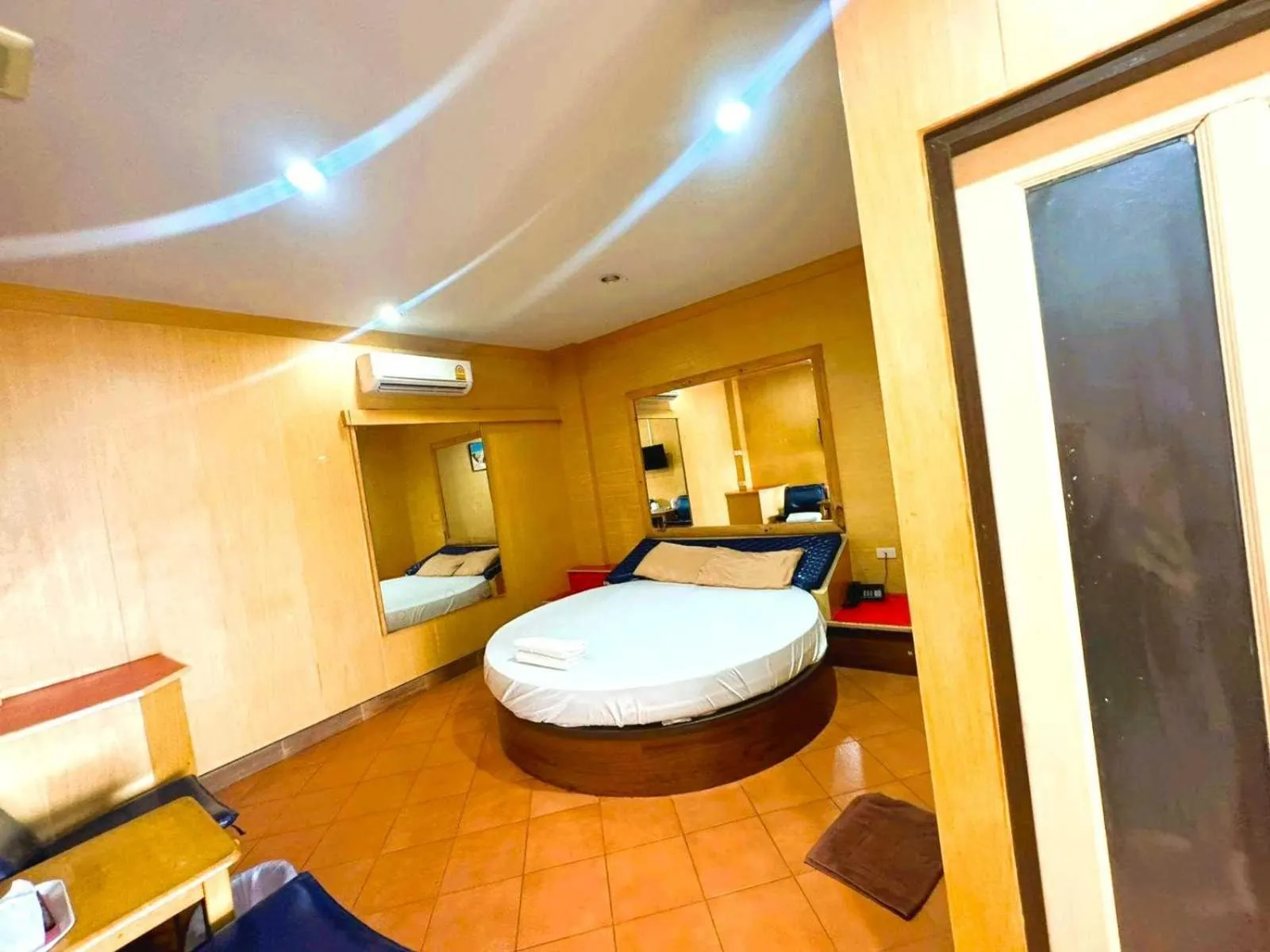 Bedroom, Bed in OYO 75583 Fut Fit Fo Fai Inn Hotel