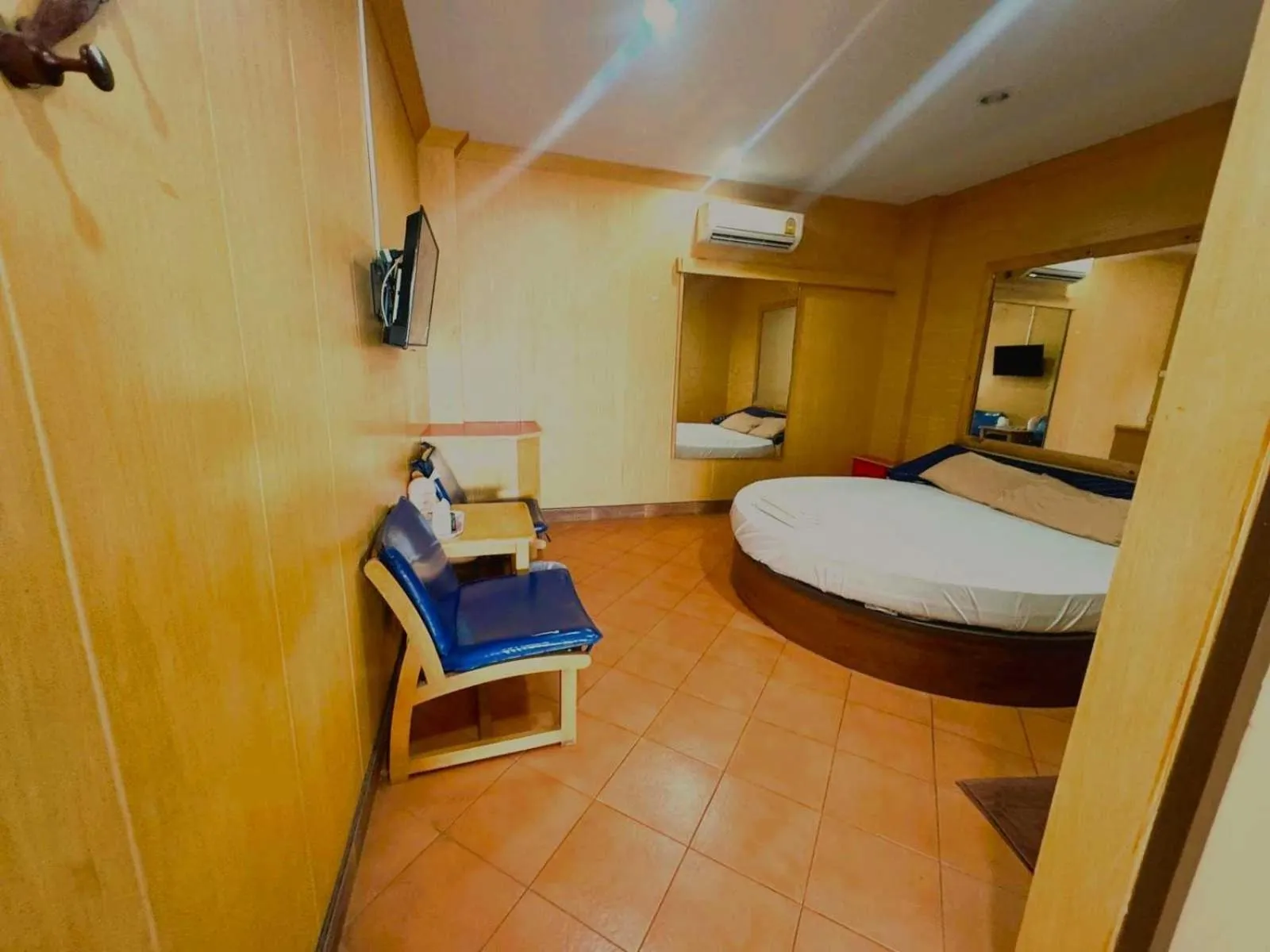 Bedroom, Bed in OYO 75583 Fut Fit Fo Fai Inn Hotel