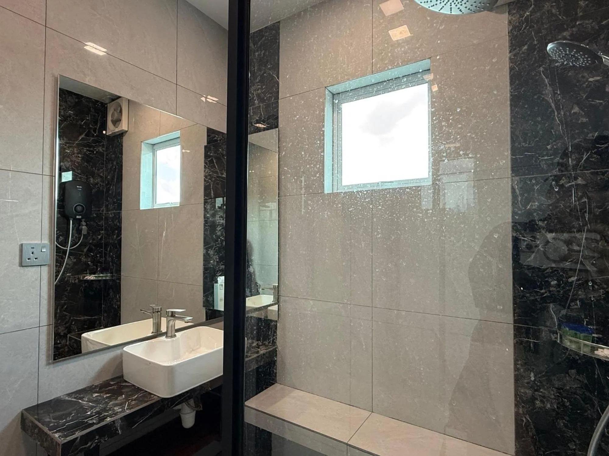 Bathroom in OYO 91193 Hi Inn Sibu Jaya