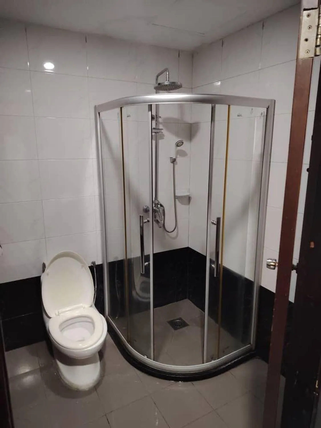 Bathroom in OYO 91193 Hi Inn Sibu Jaya