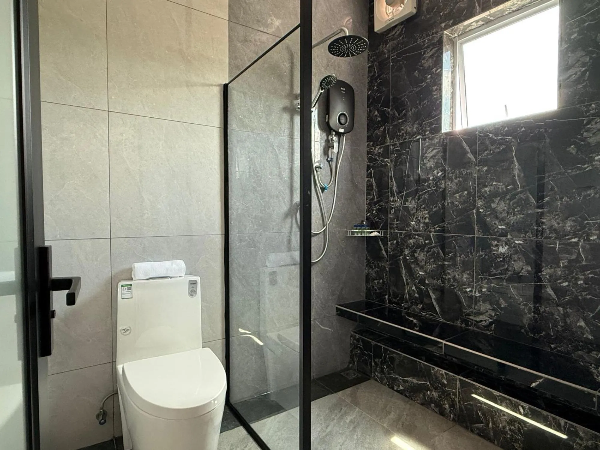 Bathroom in OYO 91193 Hi Inn Sibu Jaya