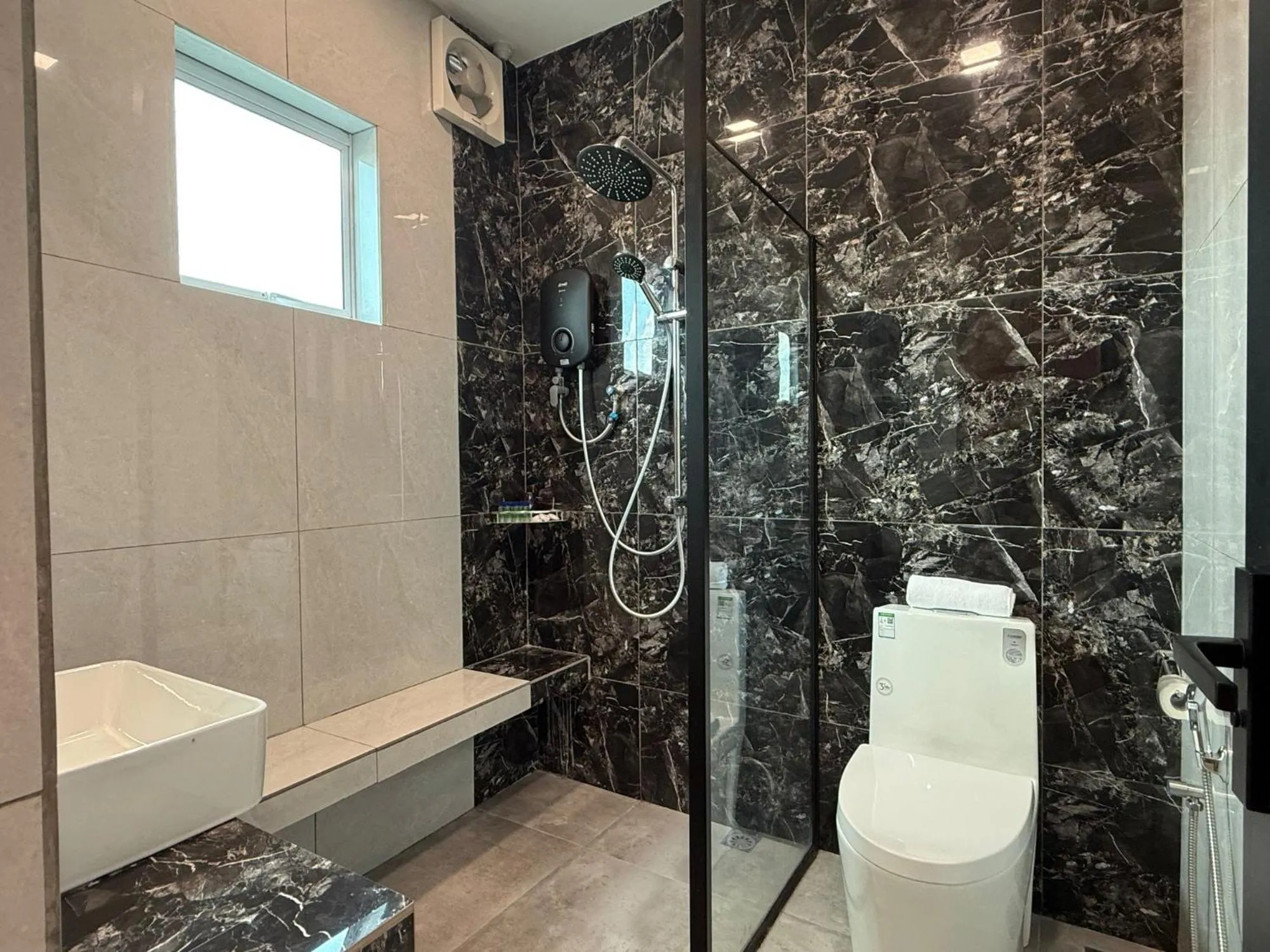 Bathroom in OYO 91193 Hi Inn Sibu Jaya