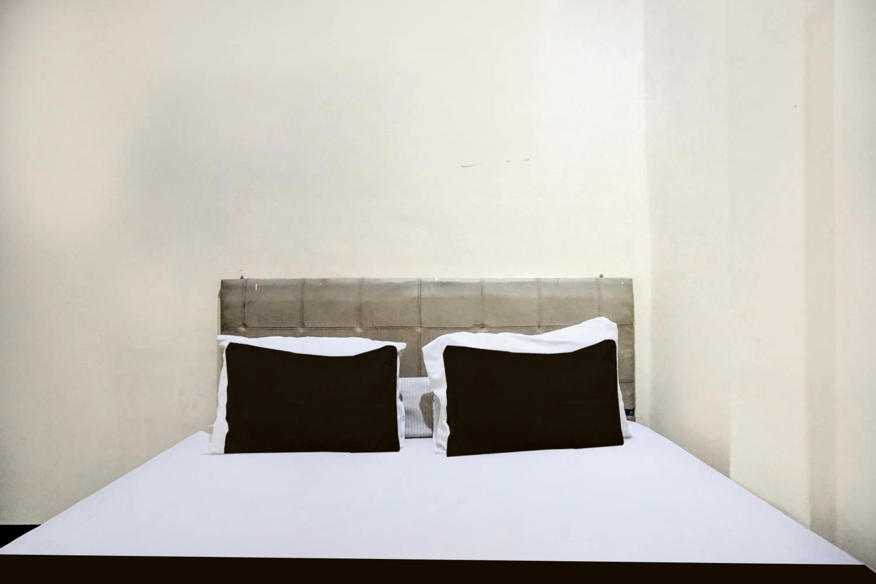 Bedroom, Bed in Hotel O Medan near Sun Plaza formerly Medan Baru House