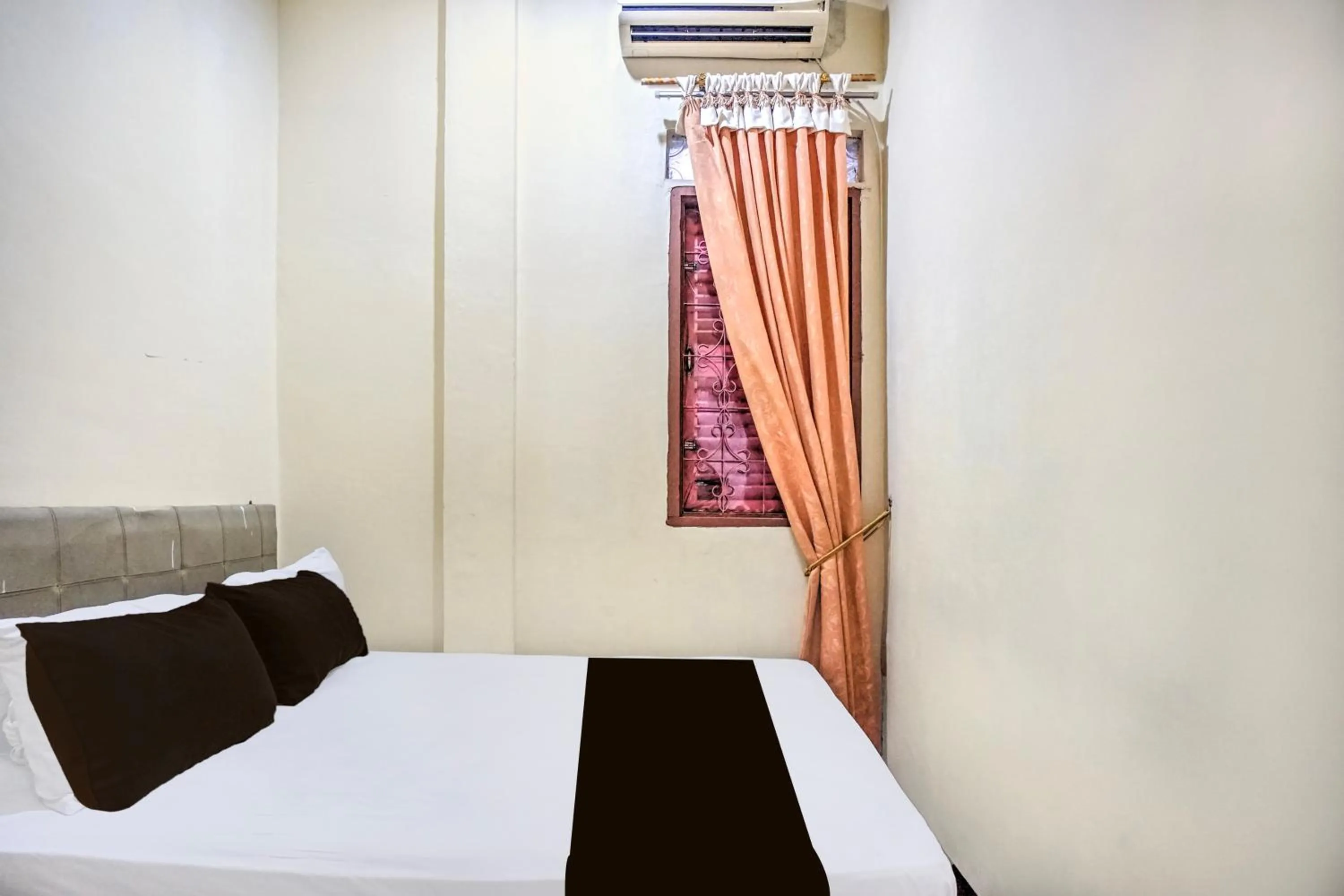 Bedroom, Bed in Hotel O Medan near Sun Plaza formerly Medan Baru House