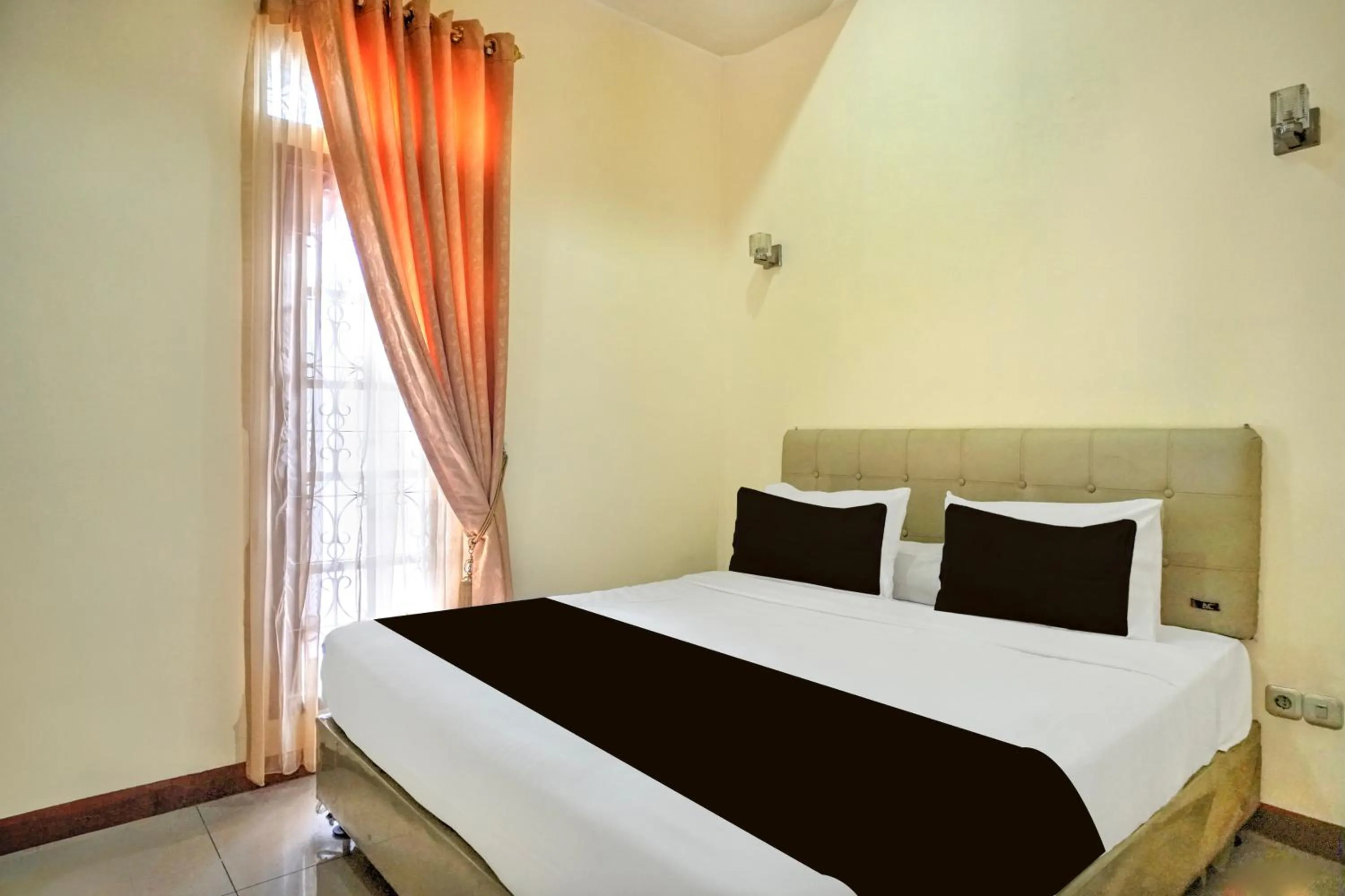 Bedroom, Bed in Hotel O Medan near Sun Plaza formerly Medan Baru House