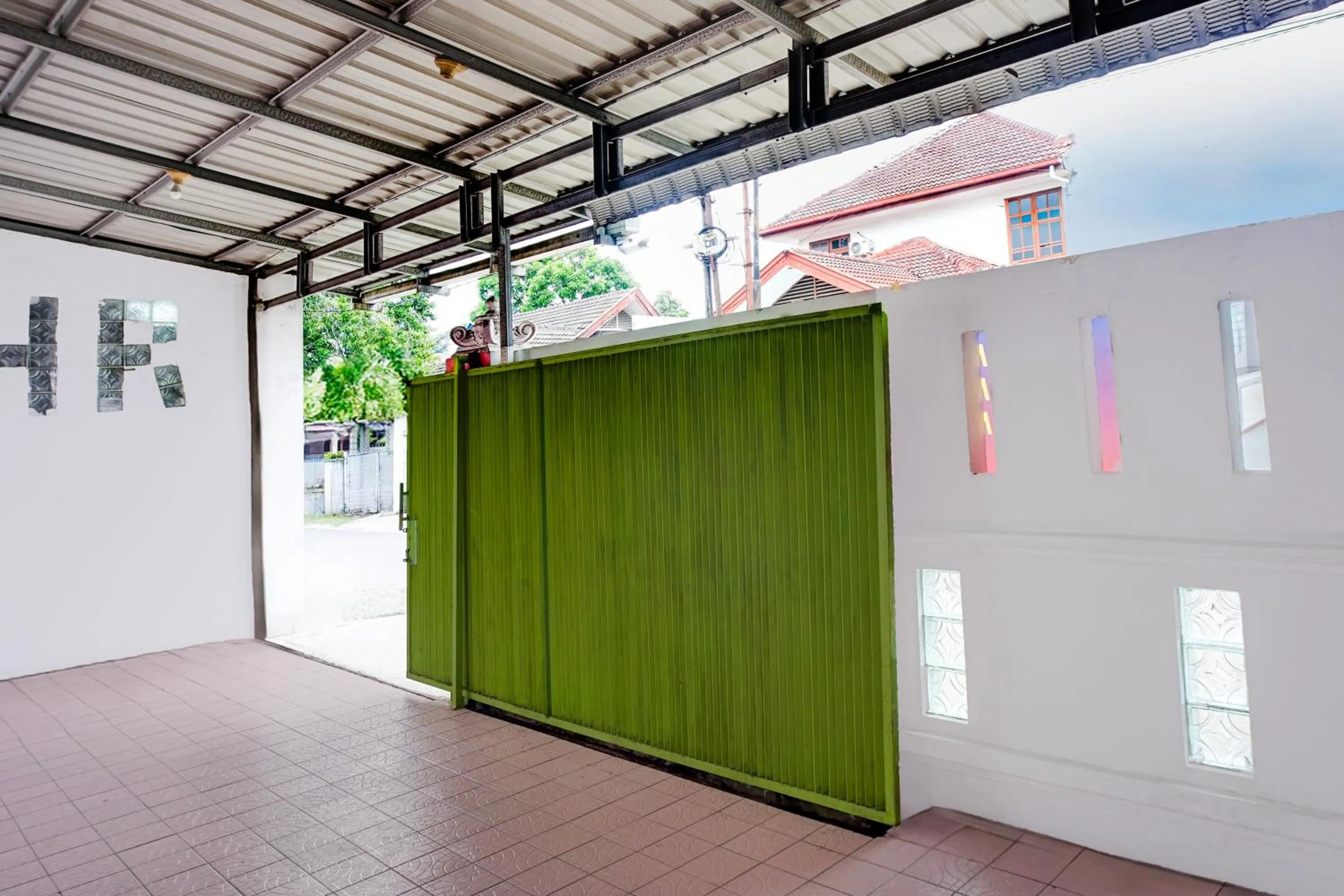 Facade/entrance in Hotel O Medan near Sun Plaza formerly Medan Baru House
