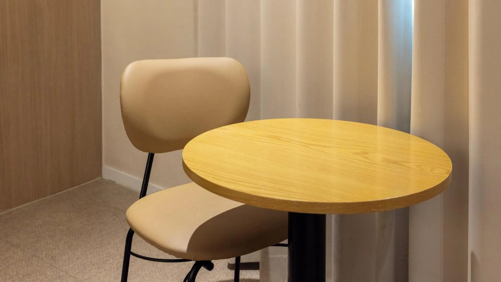 Seating area in Browndot Hotel Jeonju Junghwasan