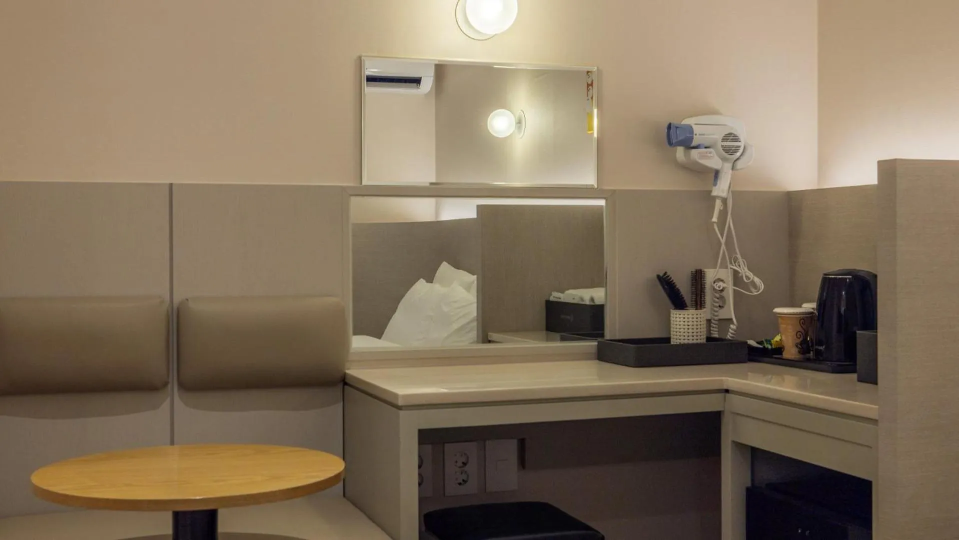 Seating area in Browndot Hotel Jeonju Junghwasan