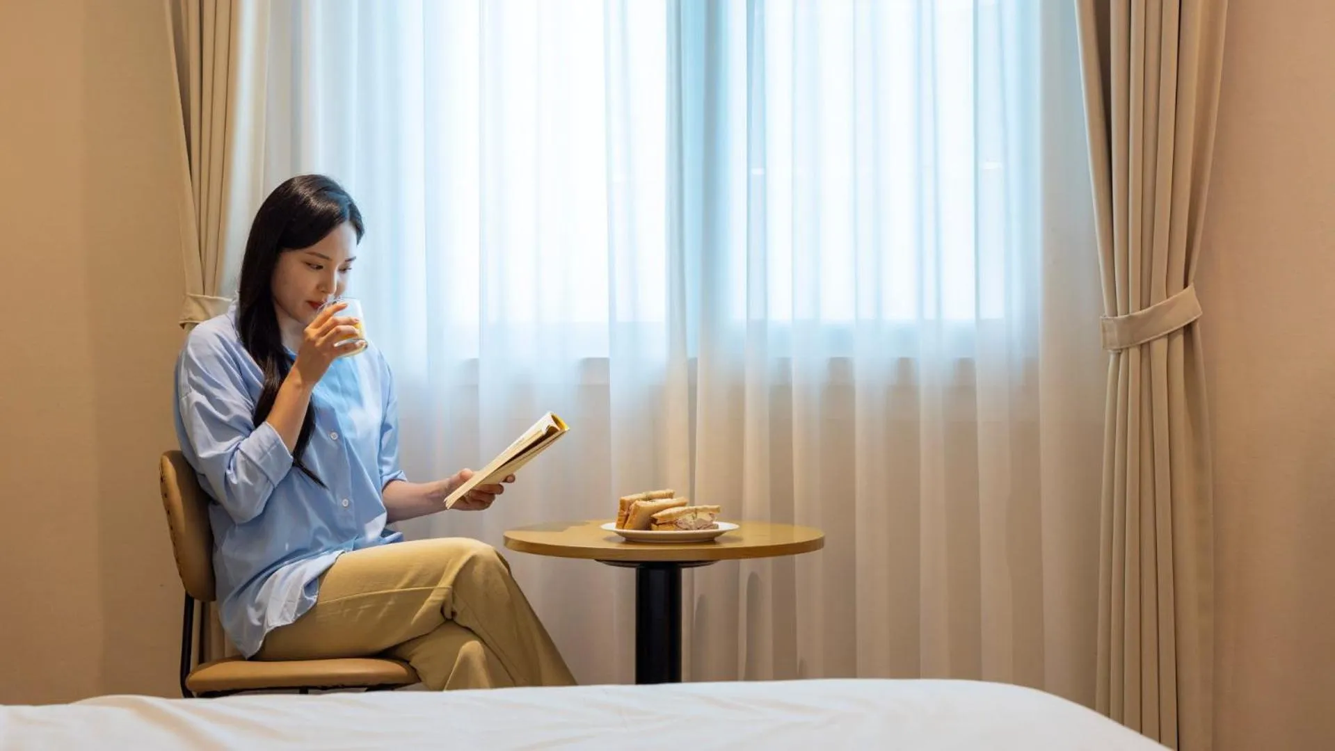 Seating area in Browndot Hotel Jeonju Junghwasan