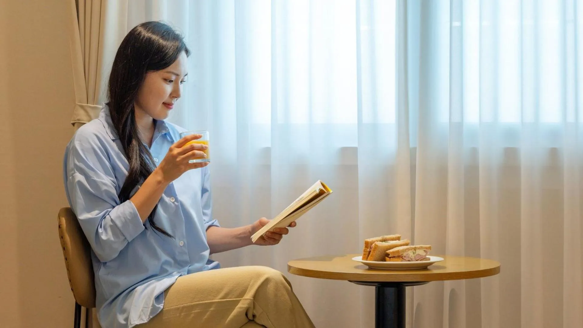Seating area in Browndot Hotel Jeonju Junghwasan