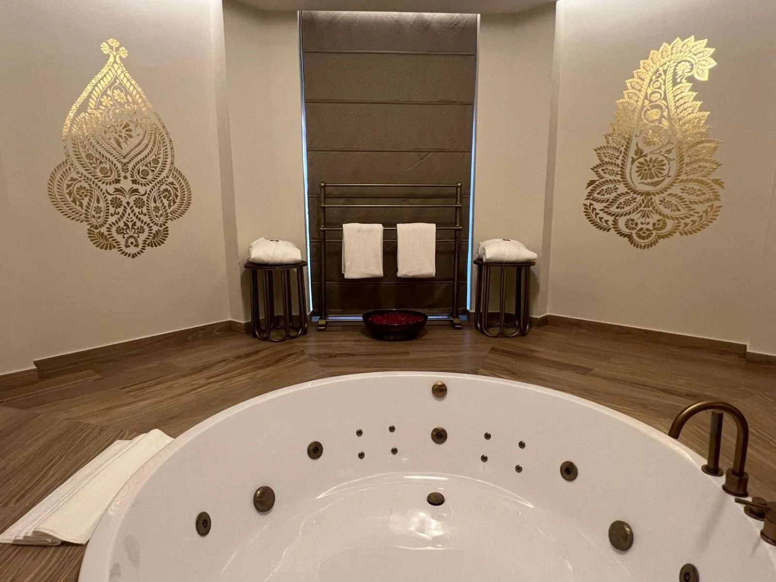 Bath in Wyndham Grand Udaipur Fateh Sagar Lake - Pure Vegetarian Resort