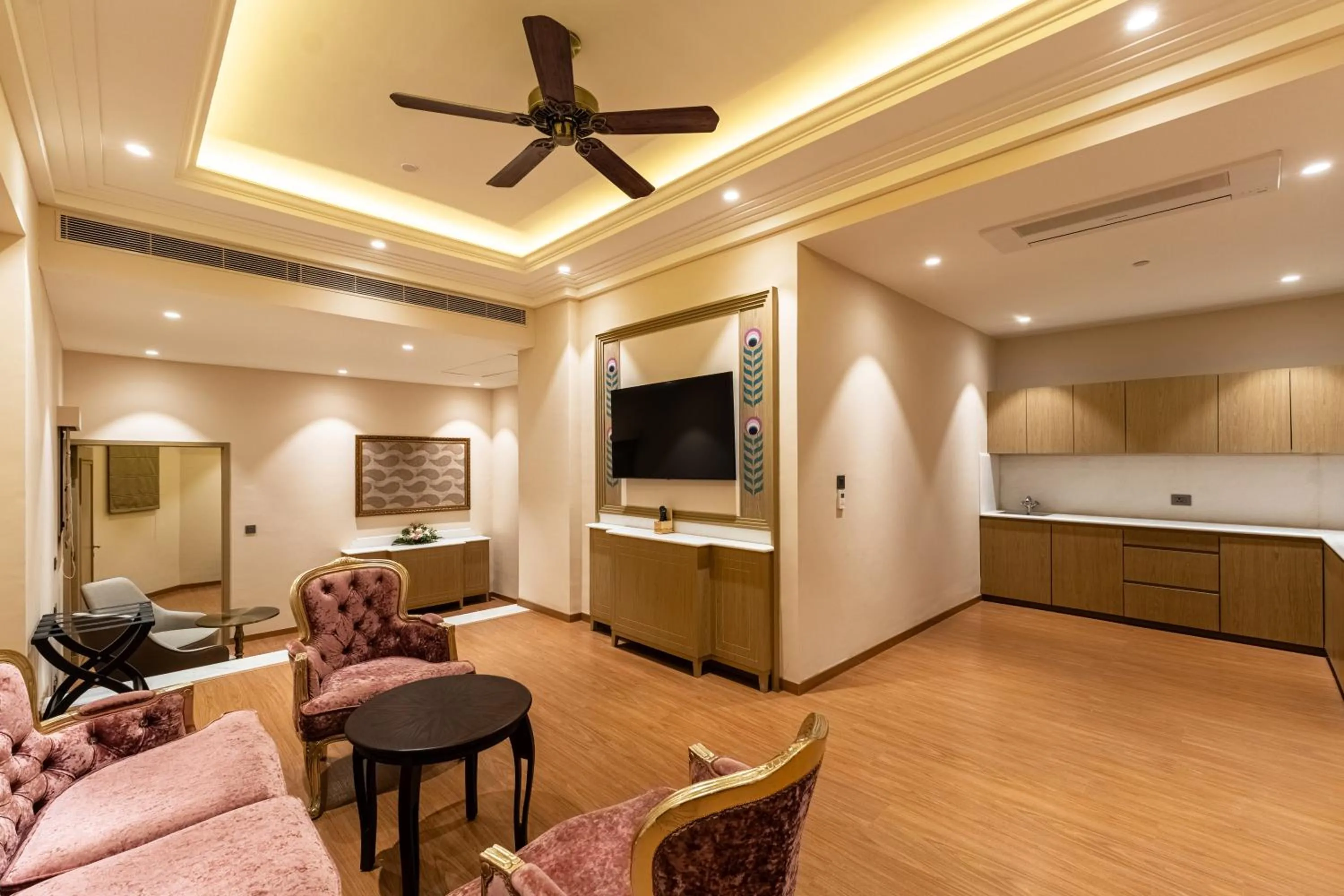 Communal lounge/ TV room in Wyndham Grand Udaipur Fateh Sagar Lake - Pure Vegetarian Resort