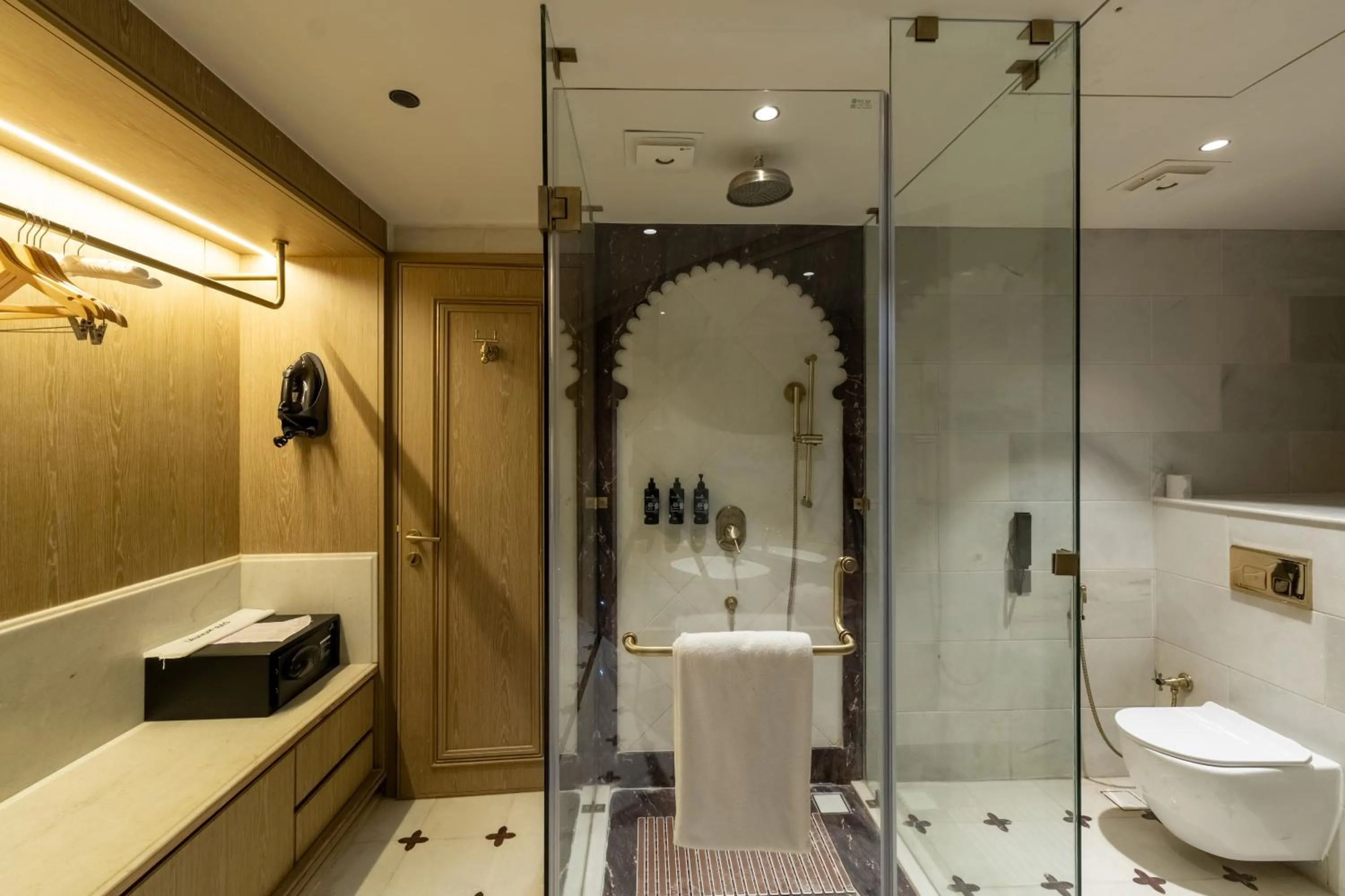Shower in Wyndham Grand Udaipur Fateh Sagar Lake - Pure Vegetarian Resort