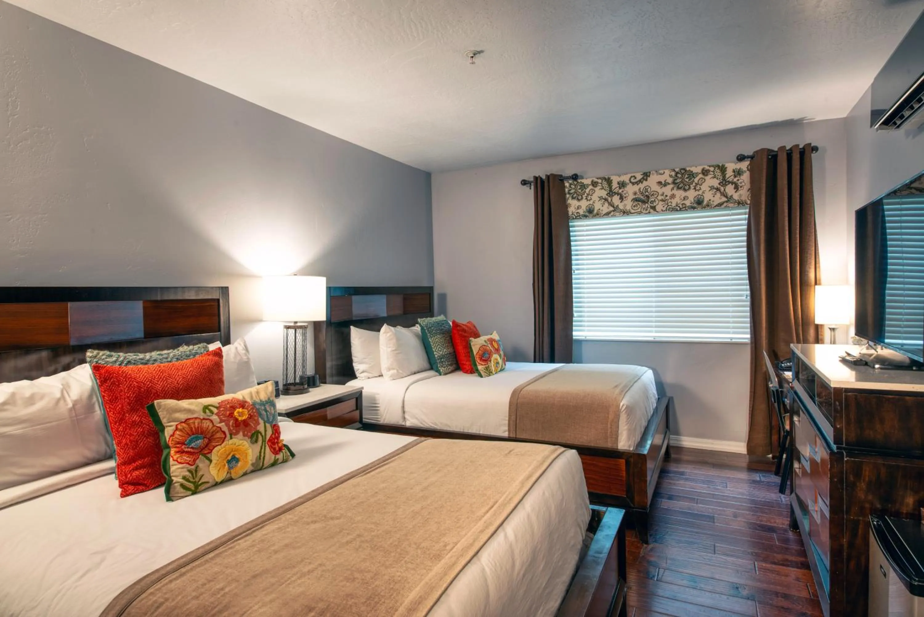 Bedroom, Bed in The Tavern Hotel