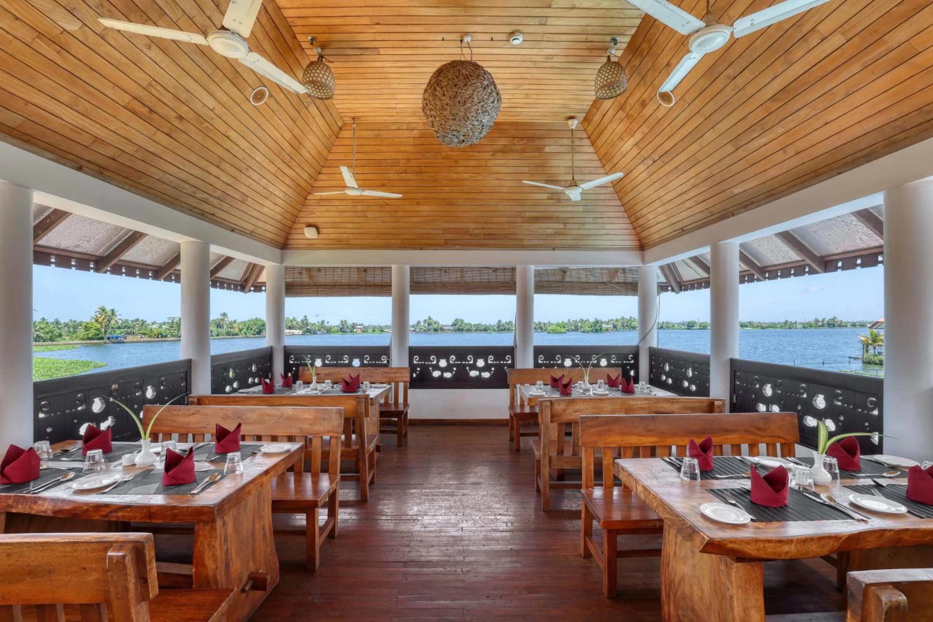 Restaurant/places to eat in Alaya Stays Paloma Backwater Resort