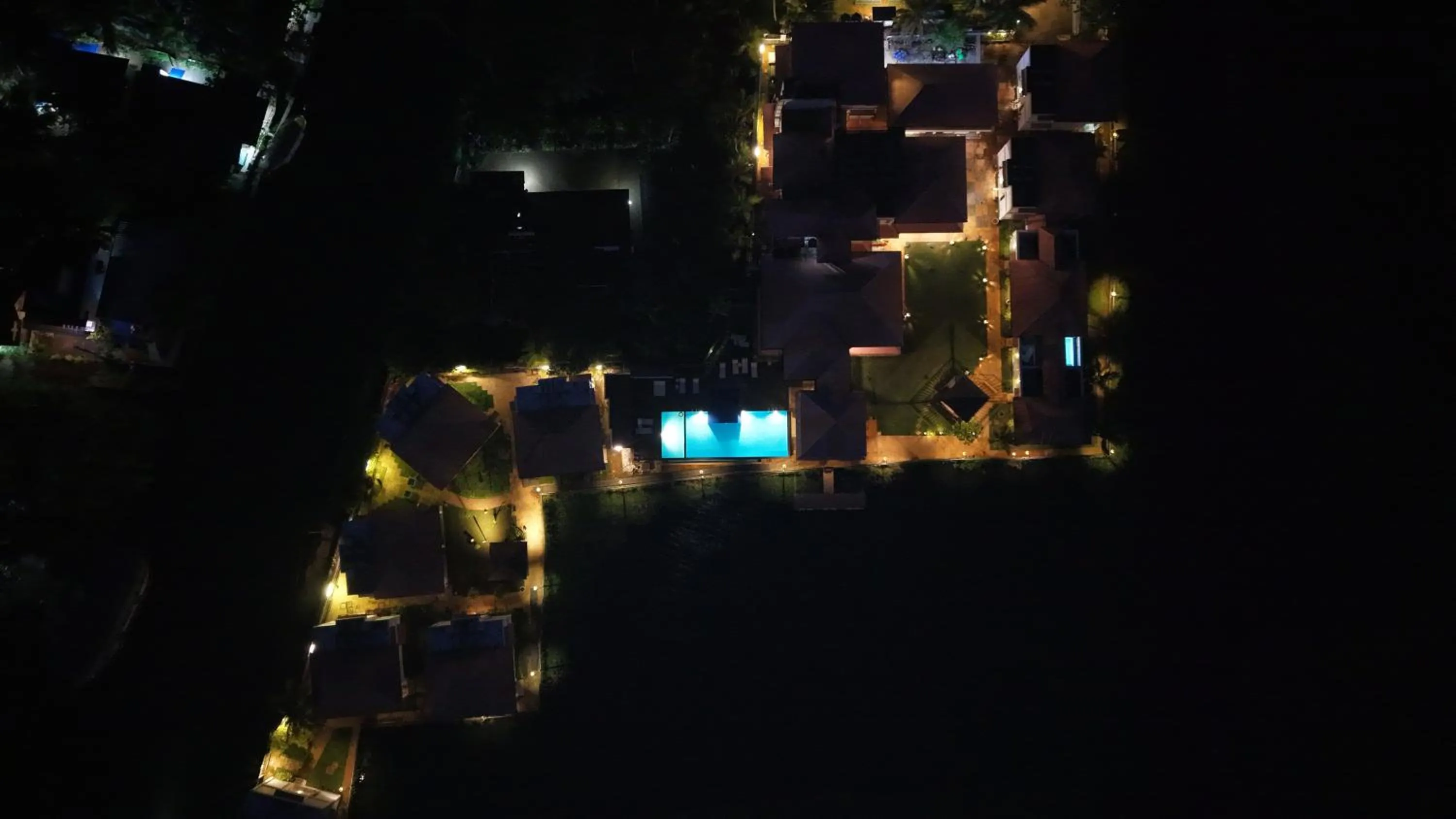 Property building in Alaya Stays Paloma Backwater Resort