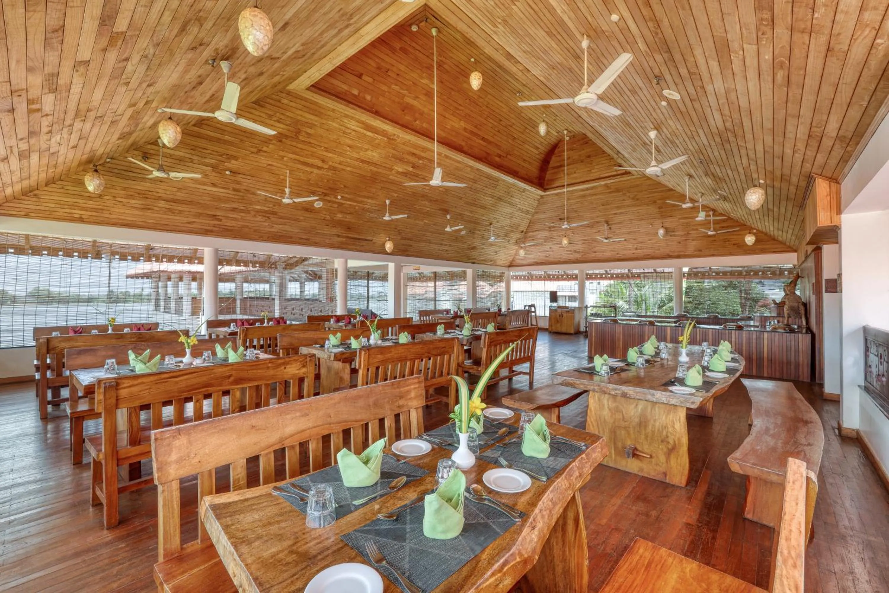 Restaurant/places to eat in Alaya Stays Paloma Backwater Resort