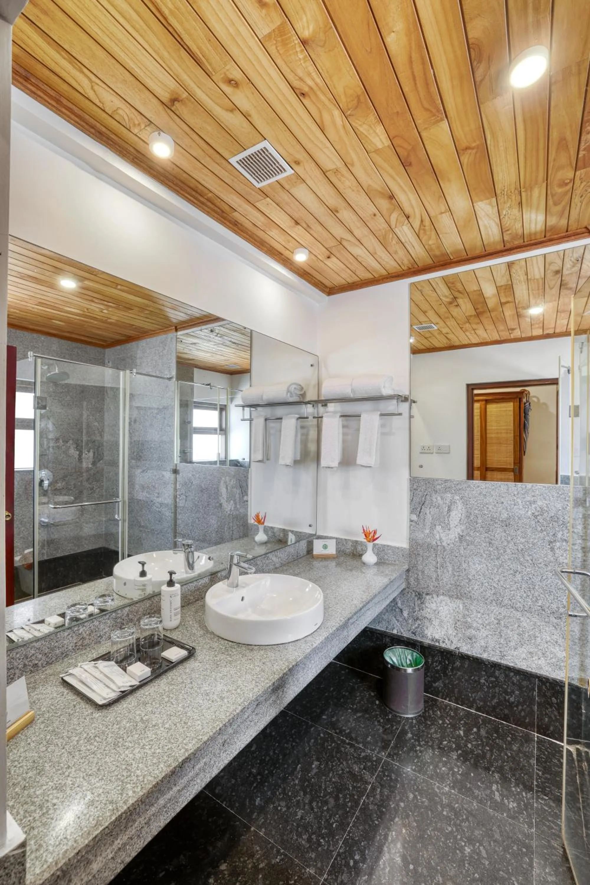 Bathroom in Alaya Stays Paloma Backwater Resort